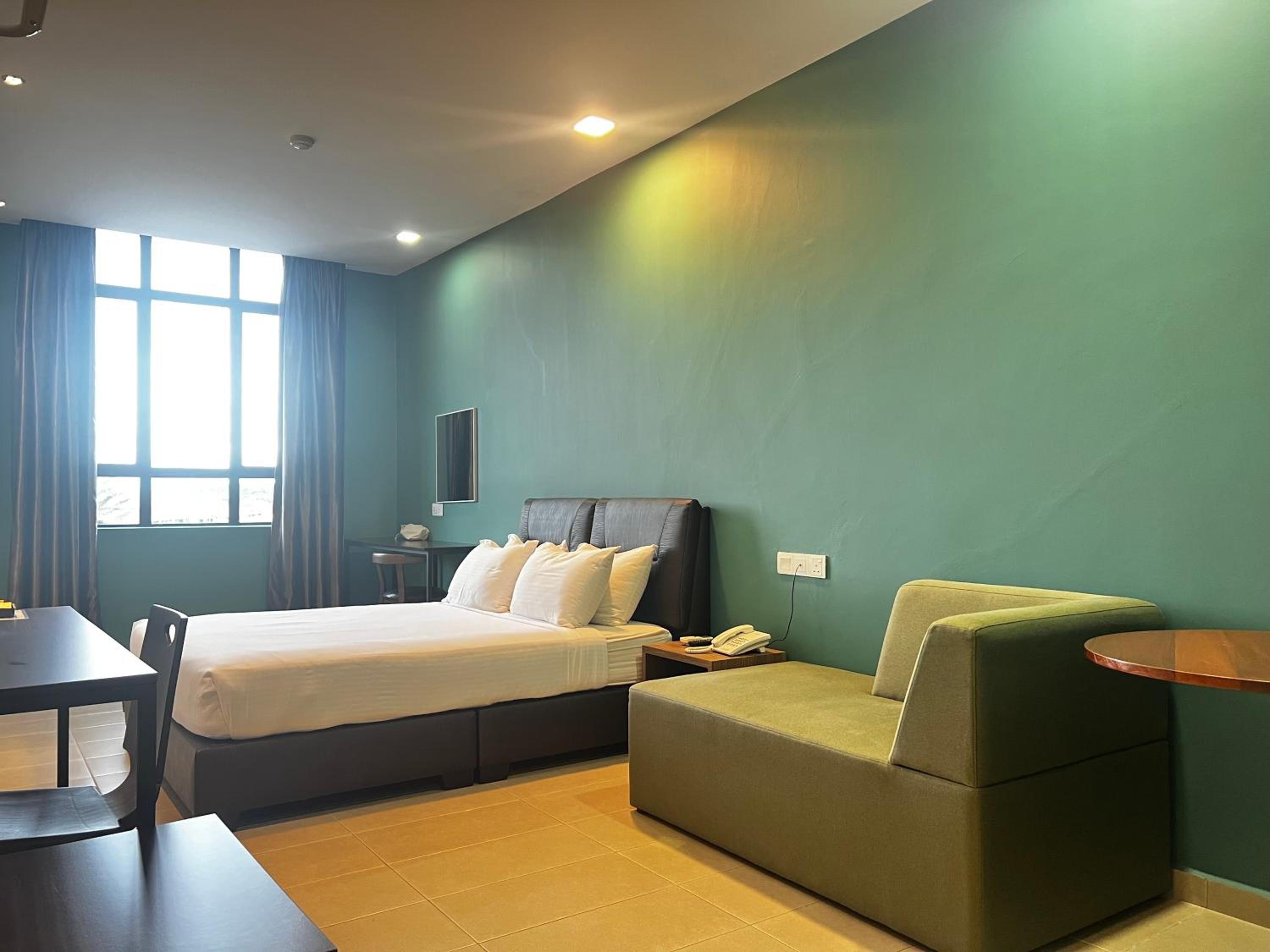 Deluxe Queen Room - Photo 7