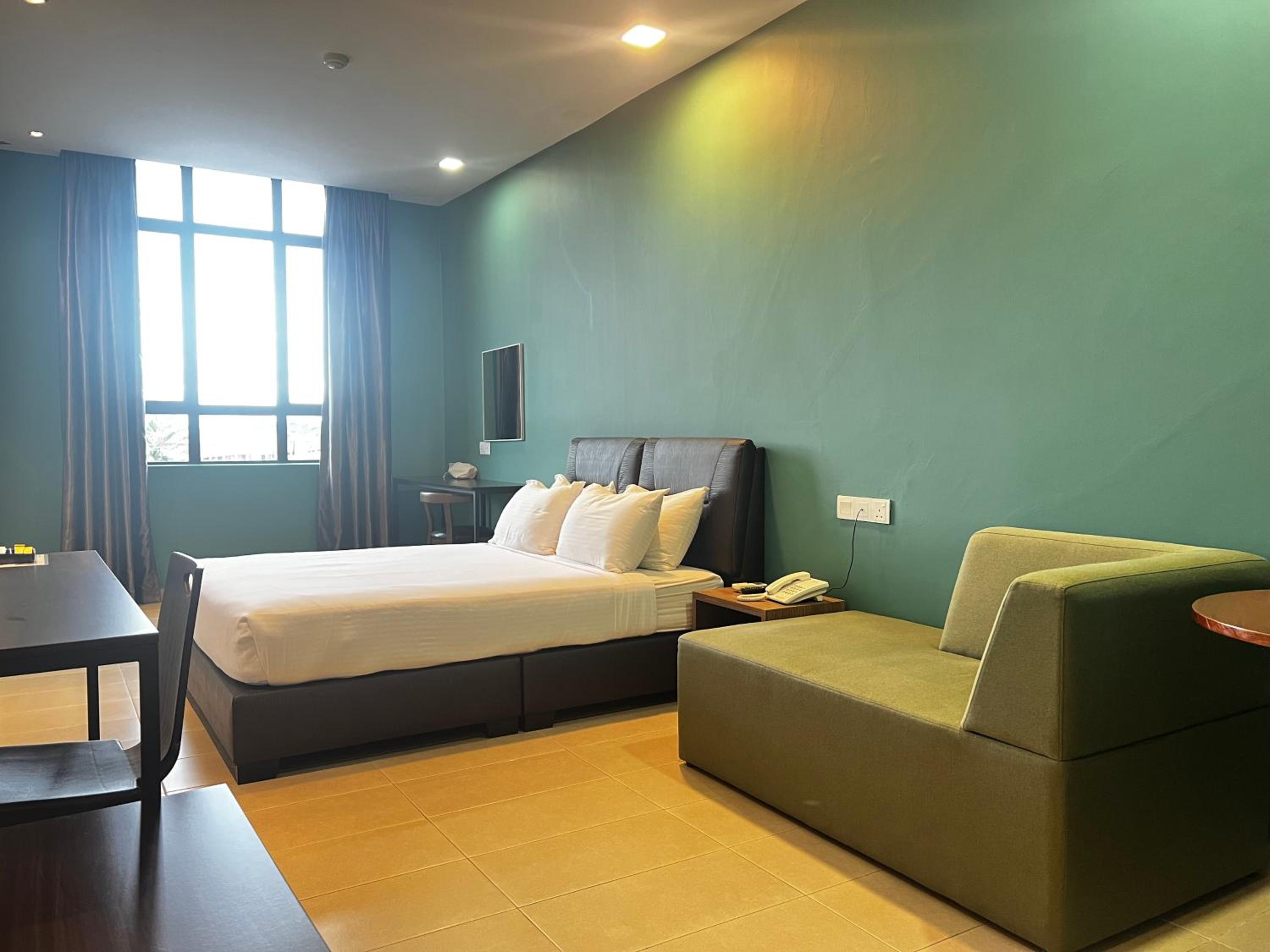 Deluxe Queen Room - Photo 15