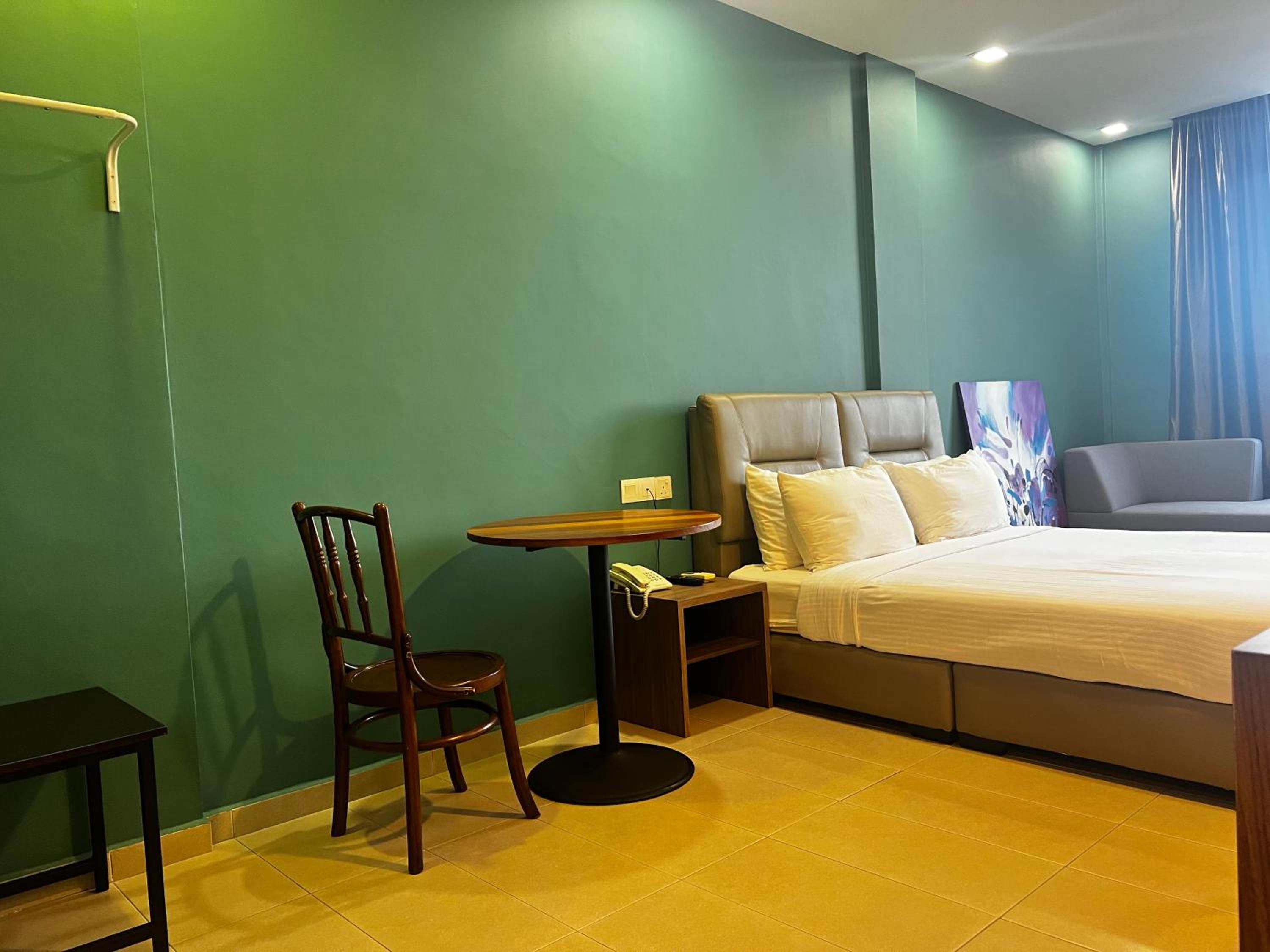 Deluxe Queen Room - Photo 17