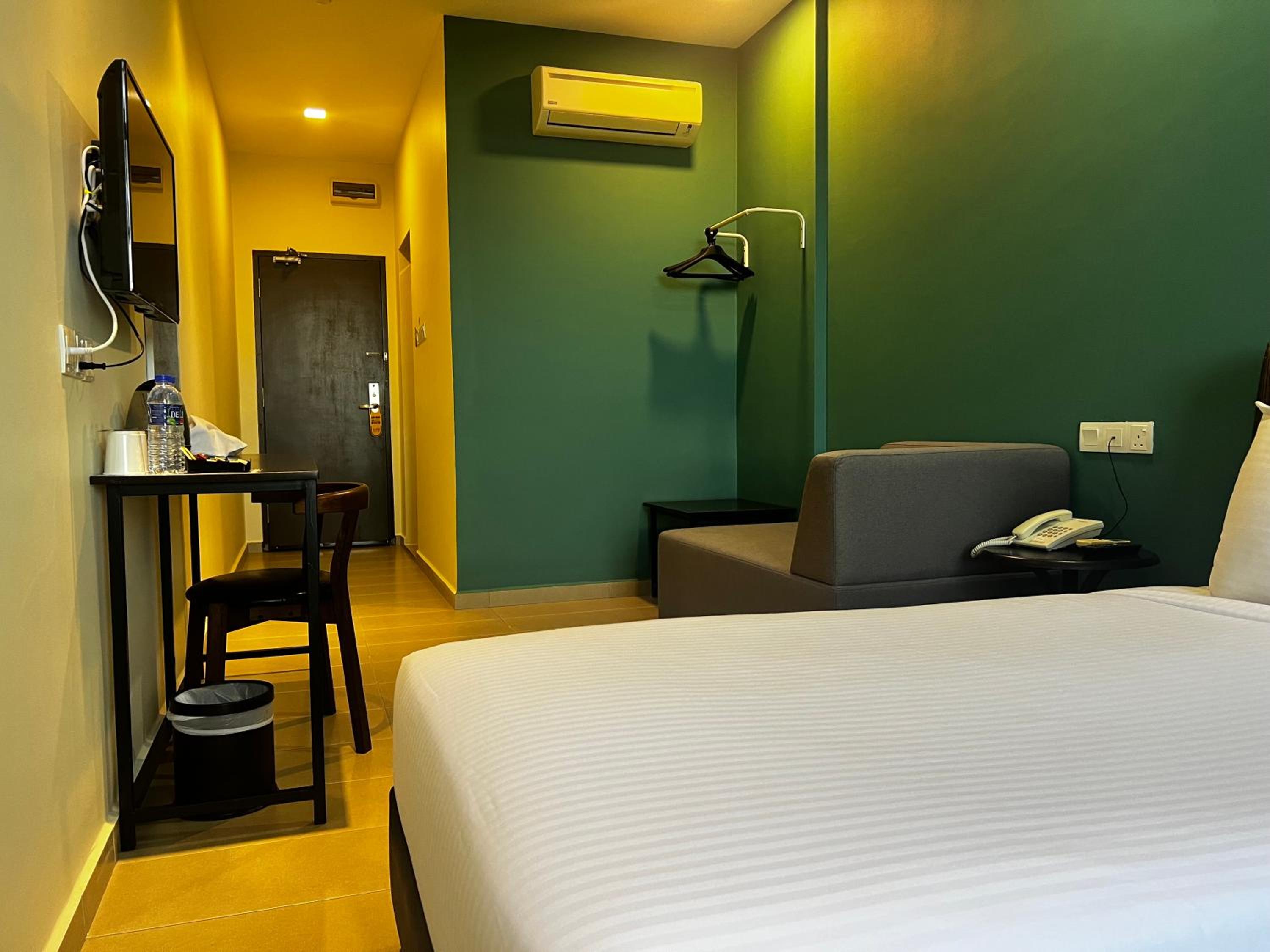 Deluxe Queen Room - Photo 13