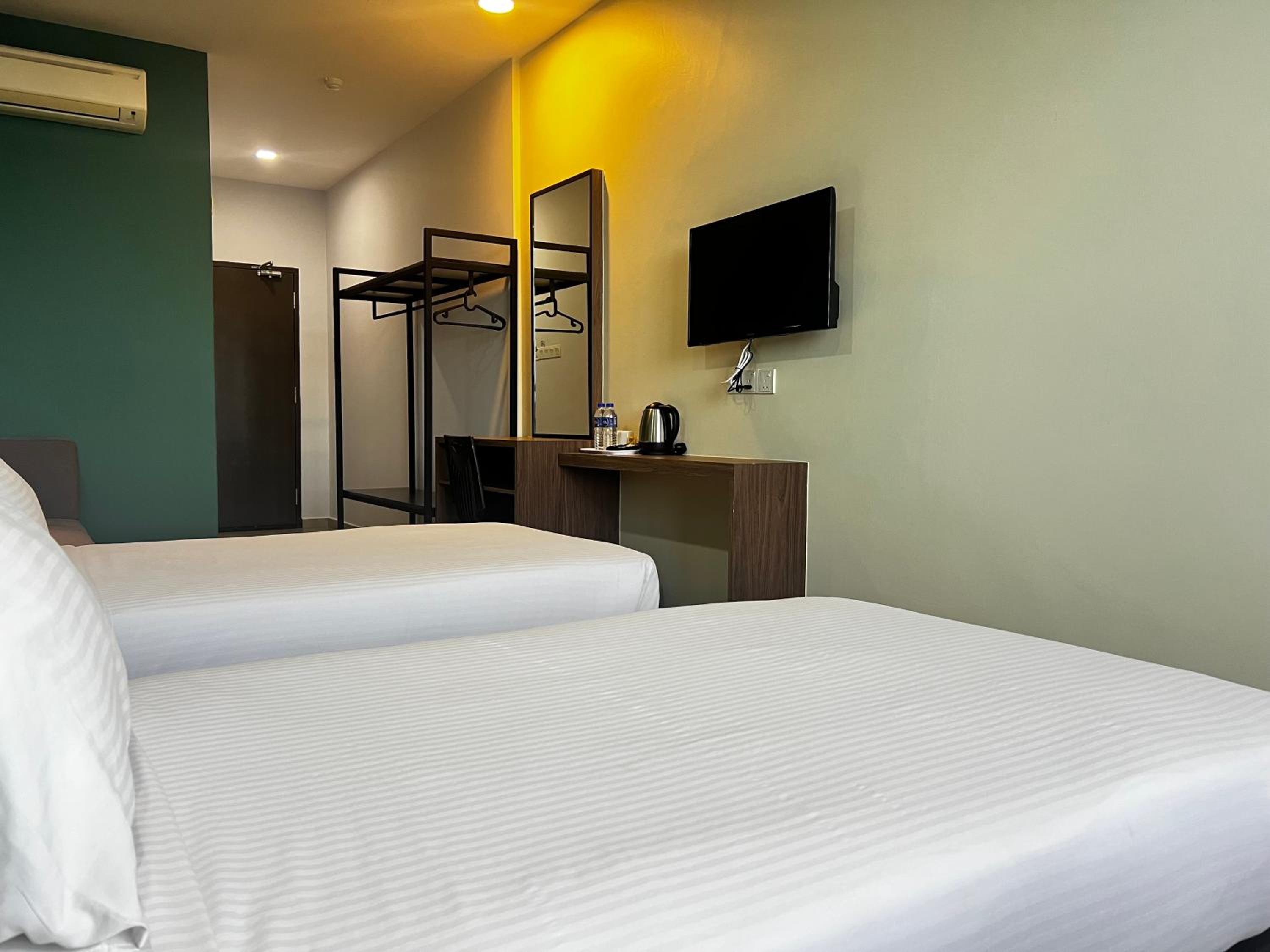 Deluxe Twin Room - Photo 13