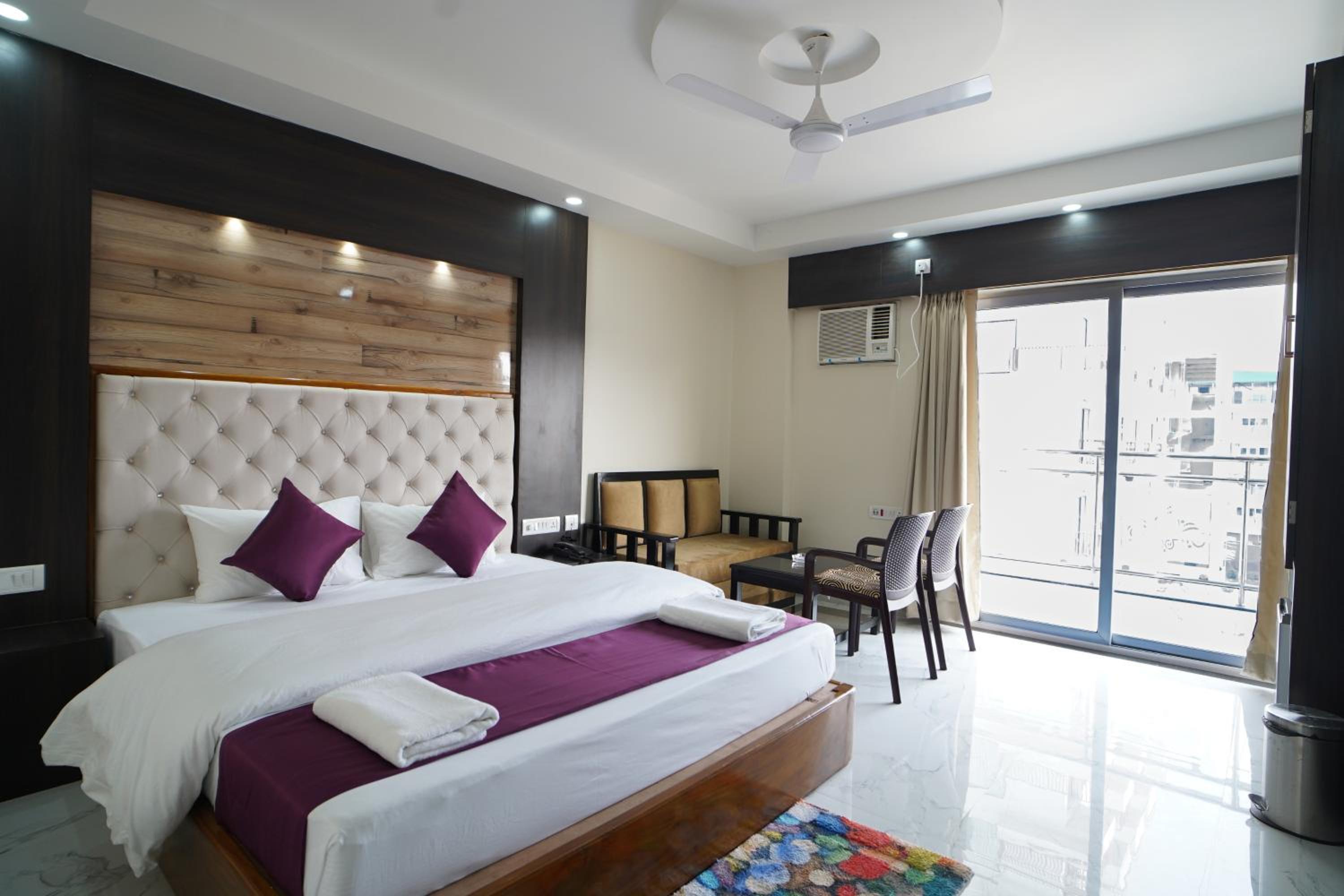 Deluxe King Room photo 2
