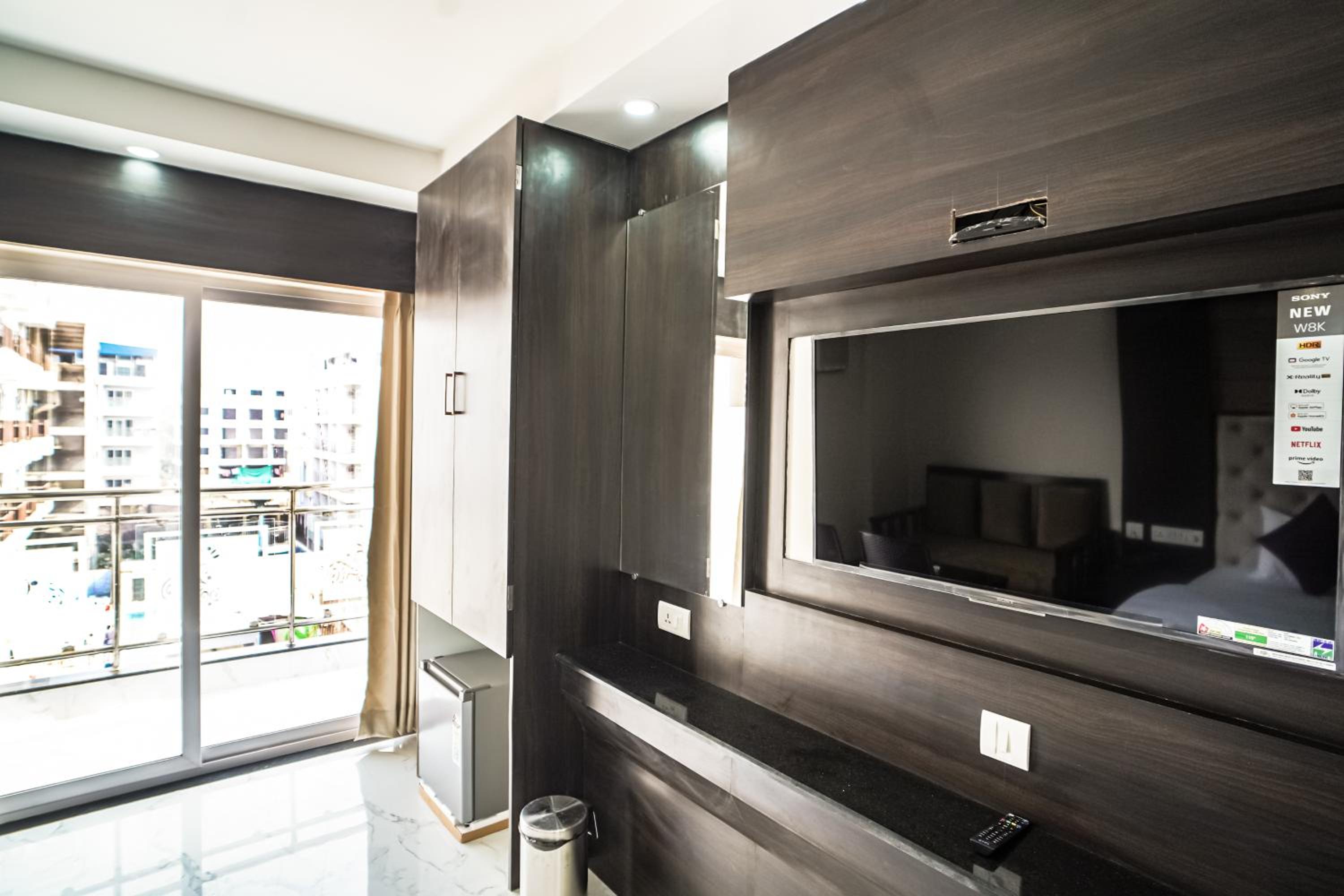 Deluxe King Room photo 3