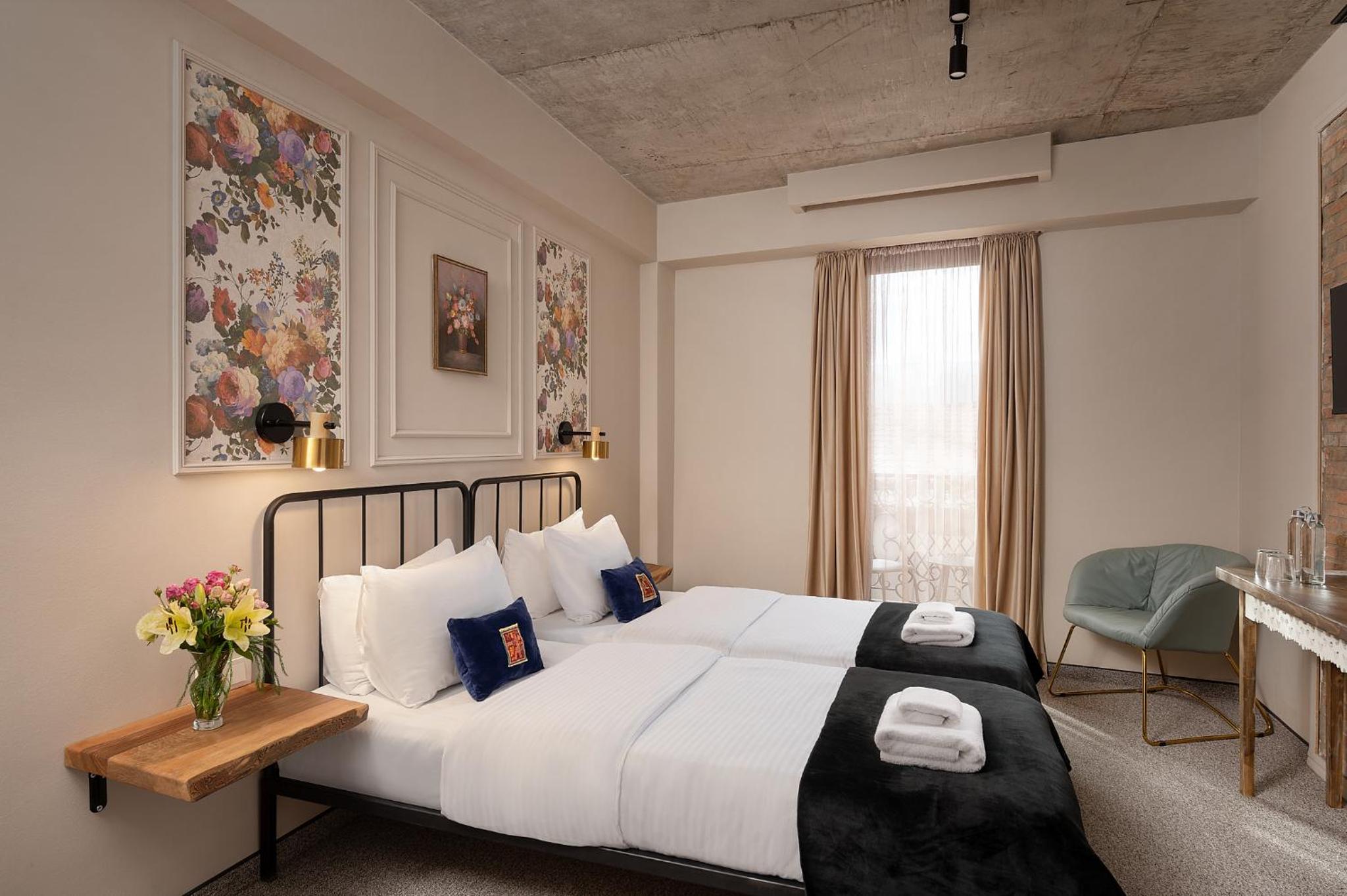 Twin Room with Balcony - Photo 5
