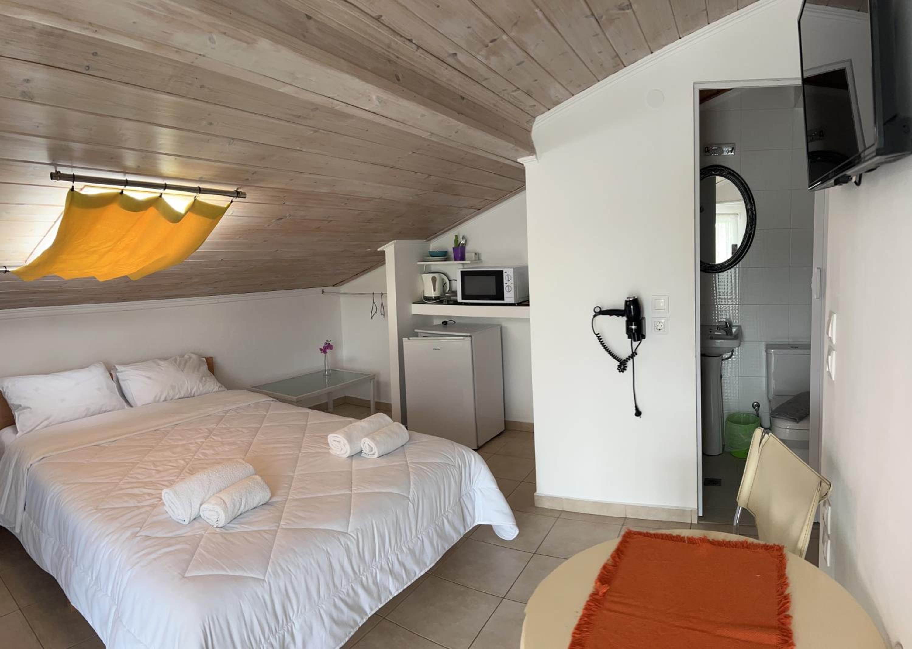 Double Room With Balcony (2 Adults + 1 Child) photo 1