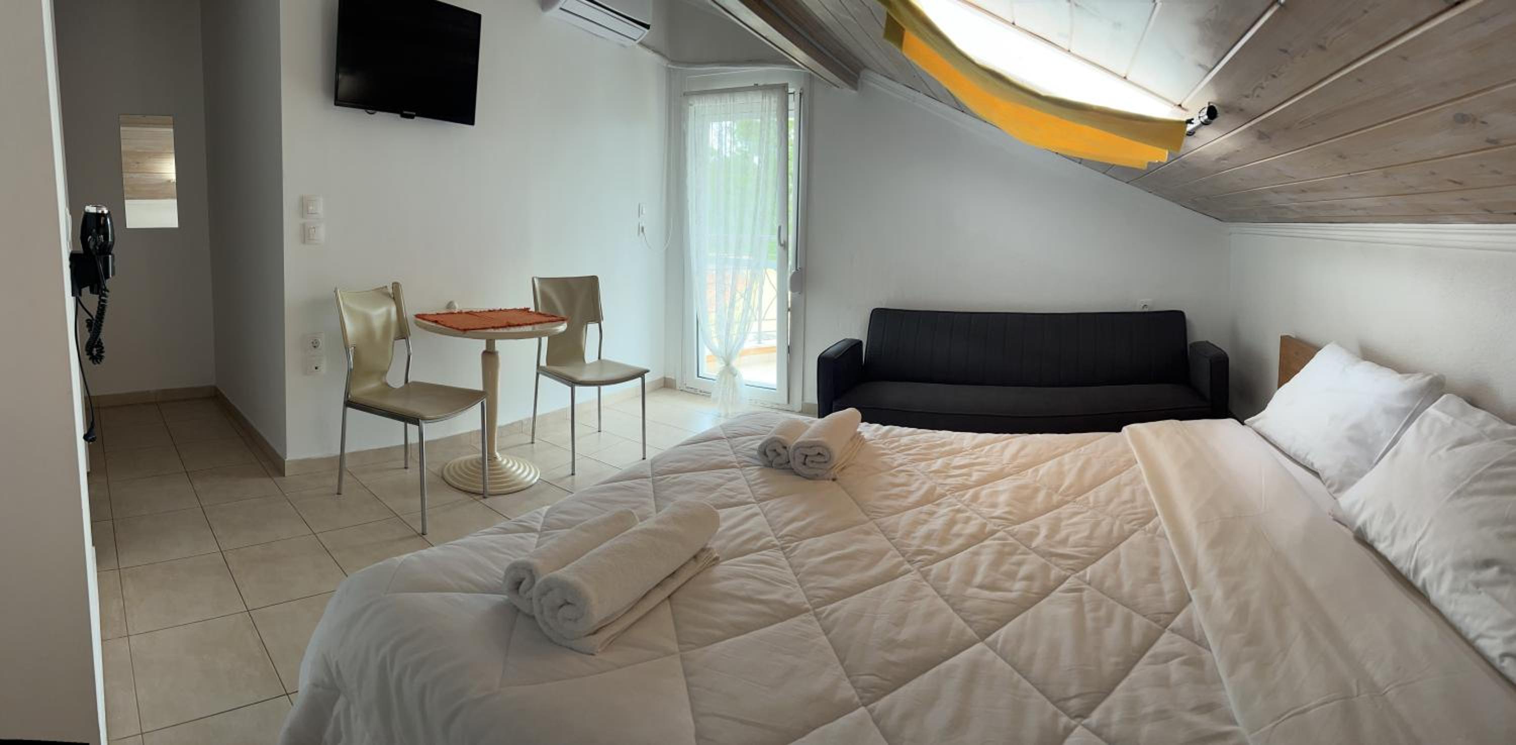 Double Room With Balcony (2 Adults + 1 Child) photo 2