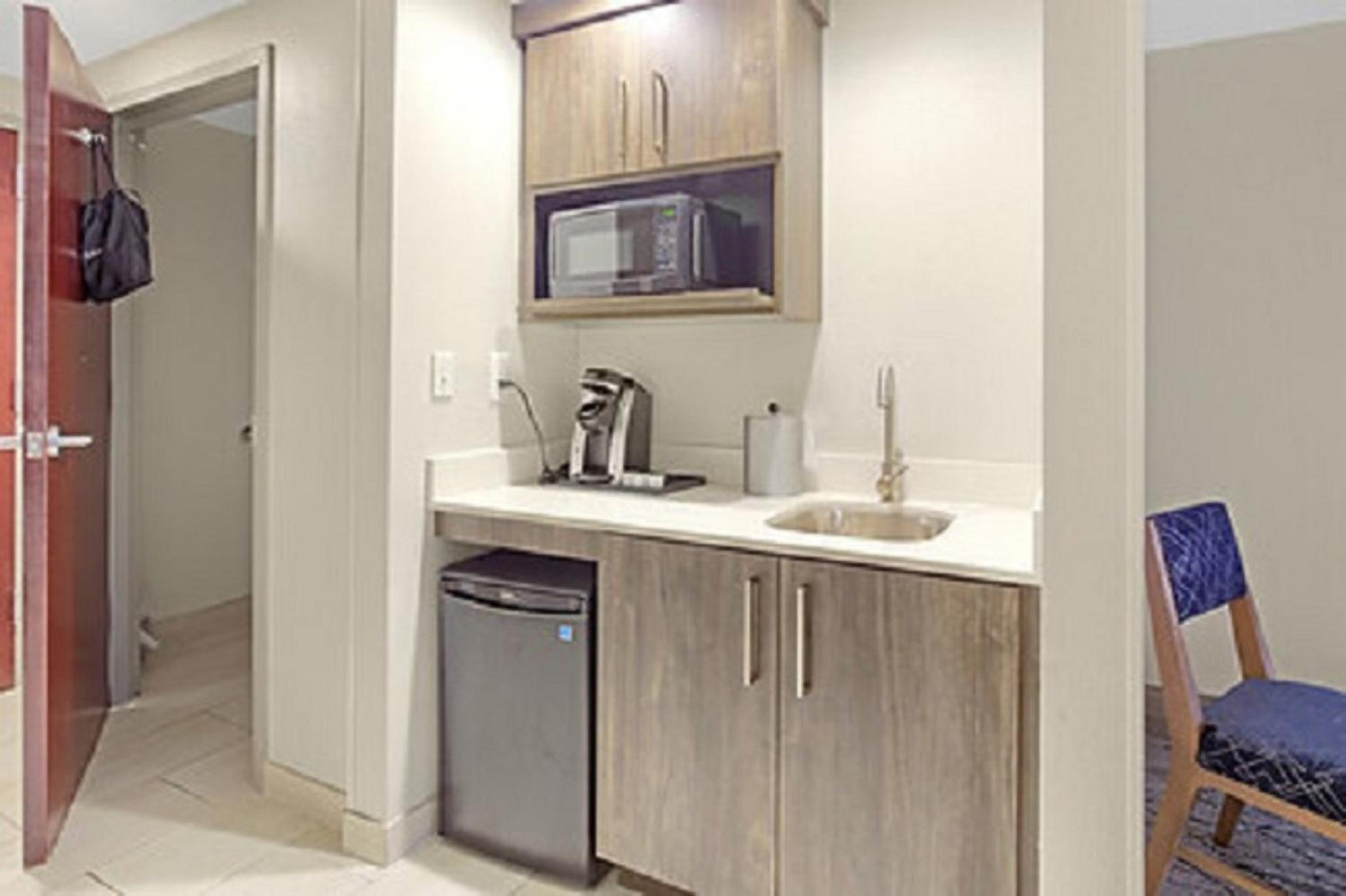 King suite with Bath Tub - hearing Accessible/Non-Smoking - Photo 5