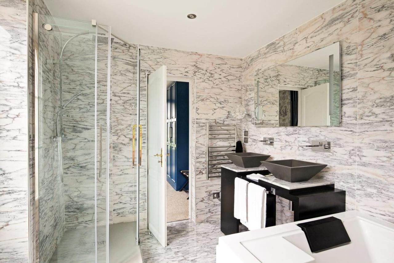 Suite with Hot Tub - Photo 2