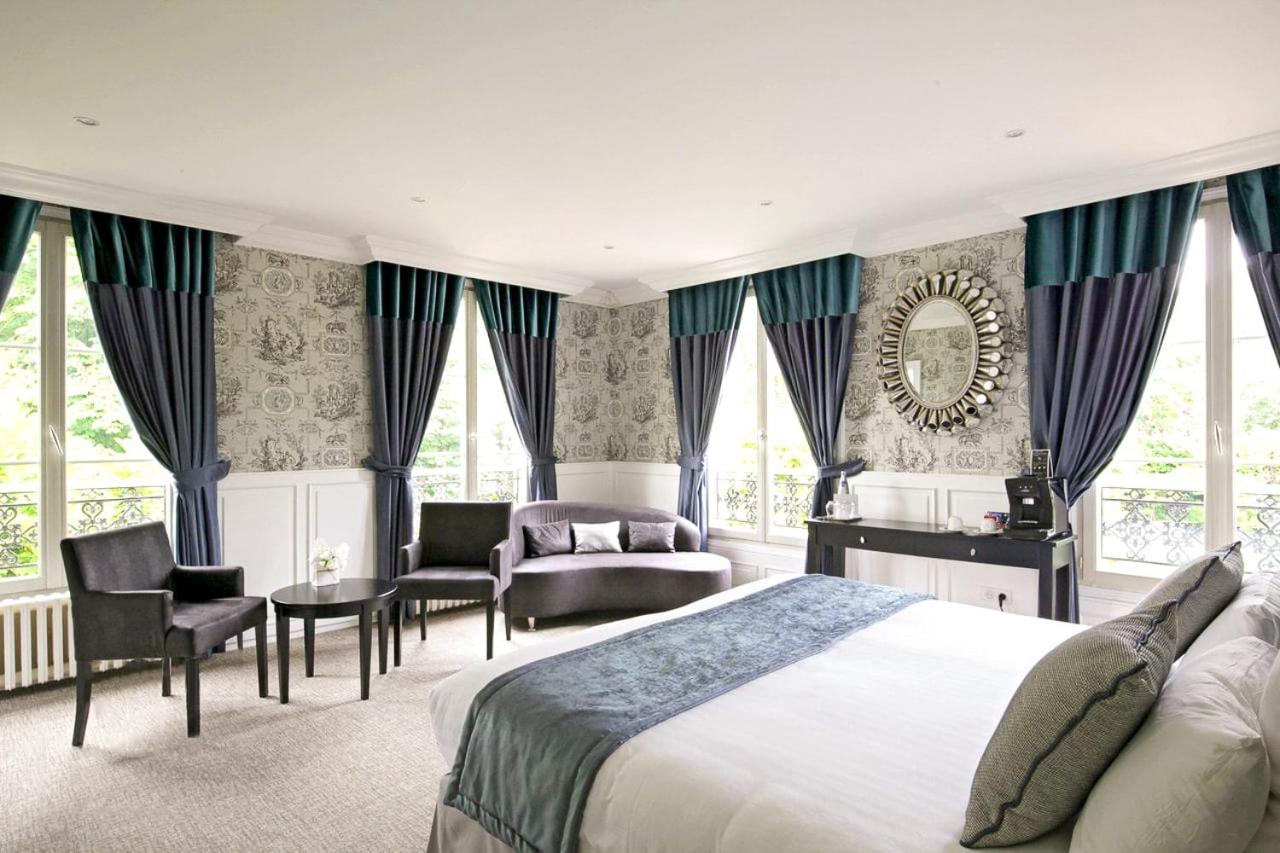 Suite with Hot Tub - Photo 4