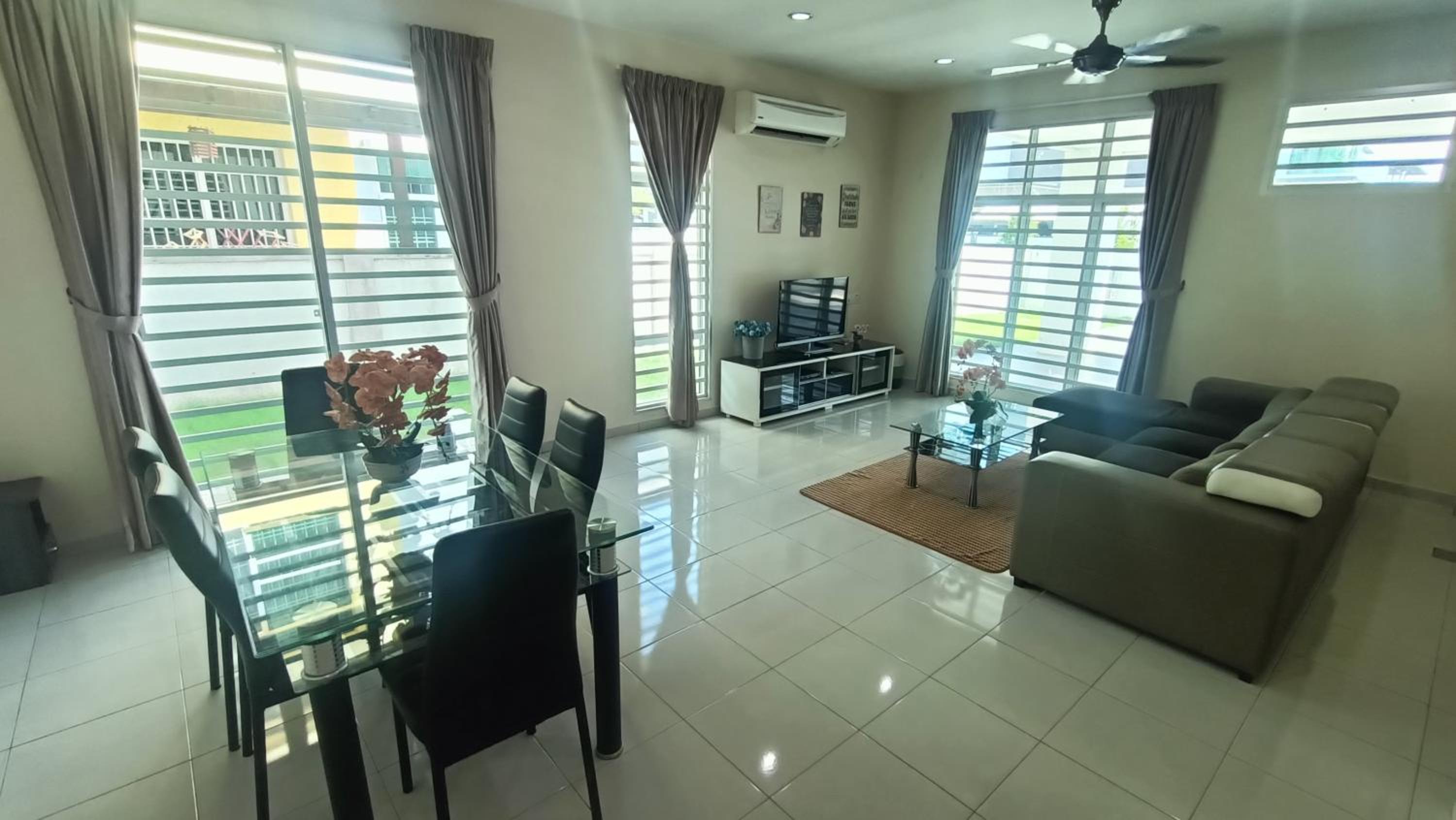 Five-Bedroom House photo 1