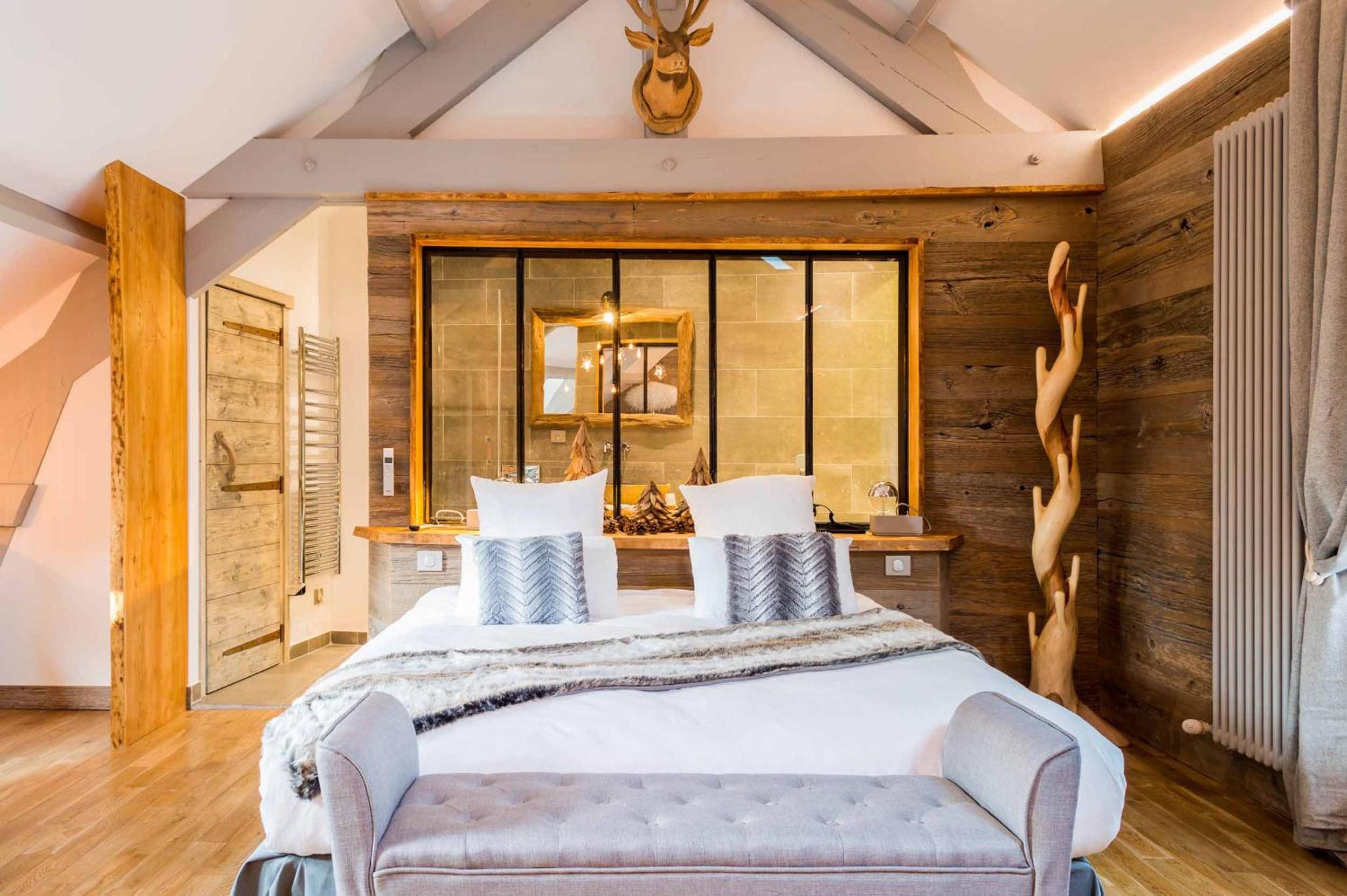 Suite with Hot Tub - Photo 3