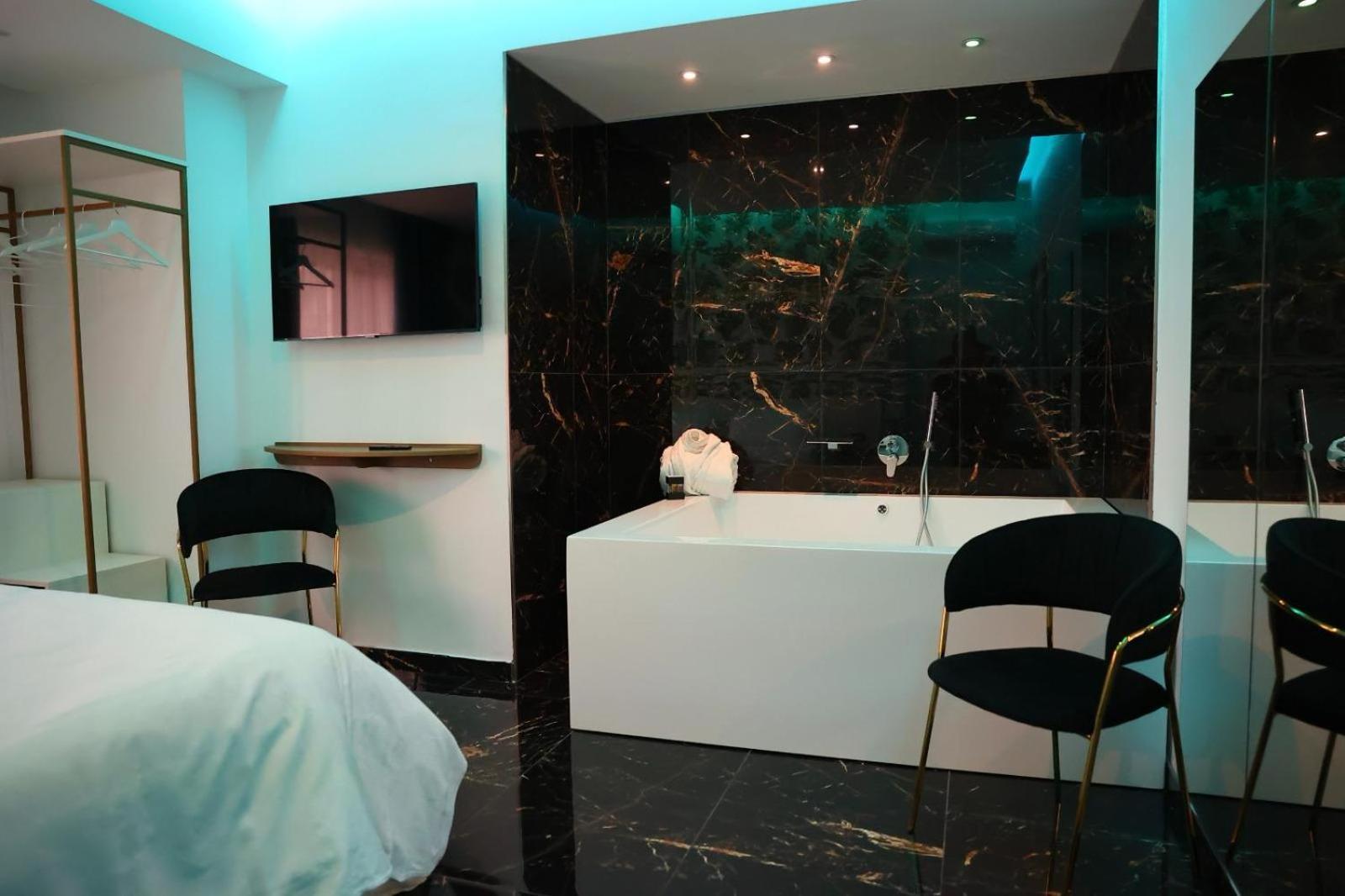 Deluxe Suite with Spa Bath