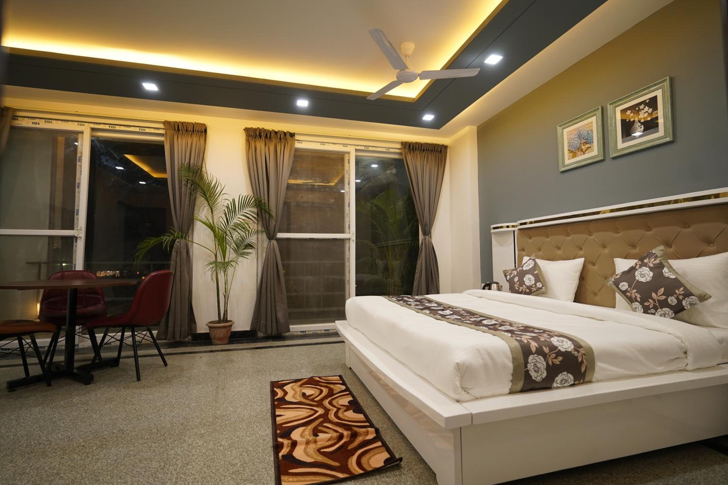 Suite with Balcony photo 3
