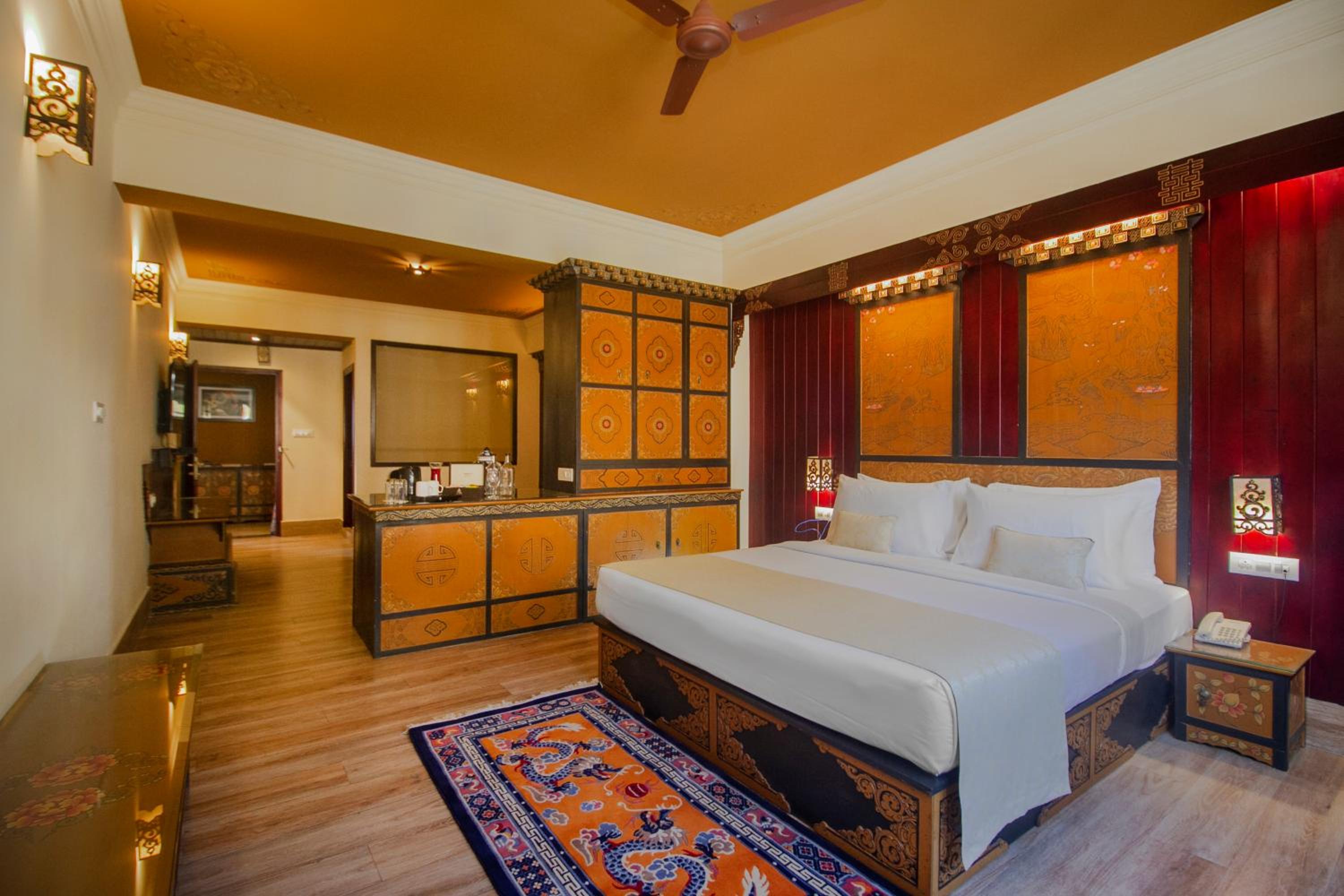 Vajra Suite with Bathtub - Photo 9