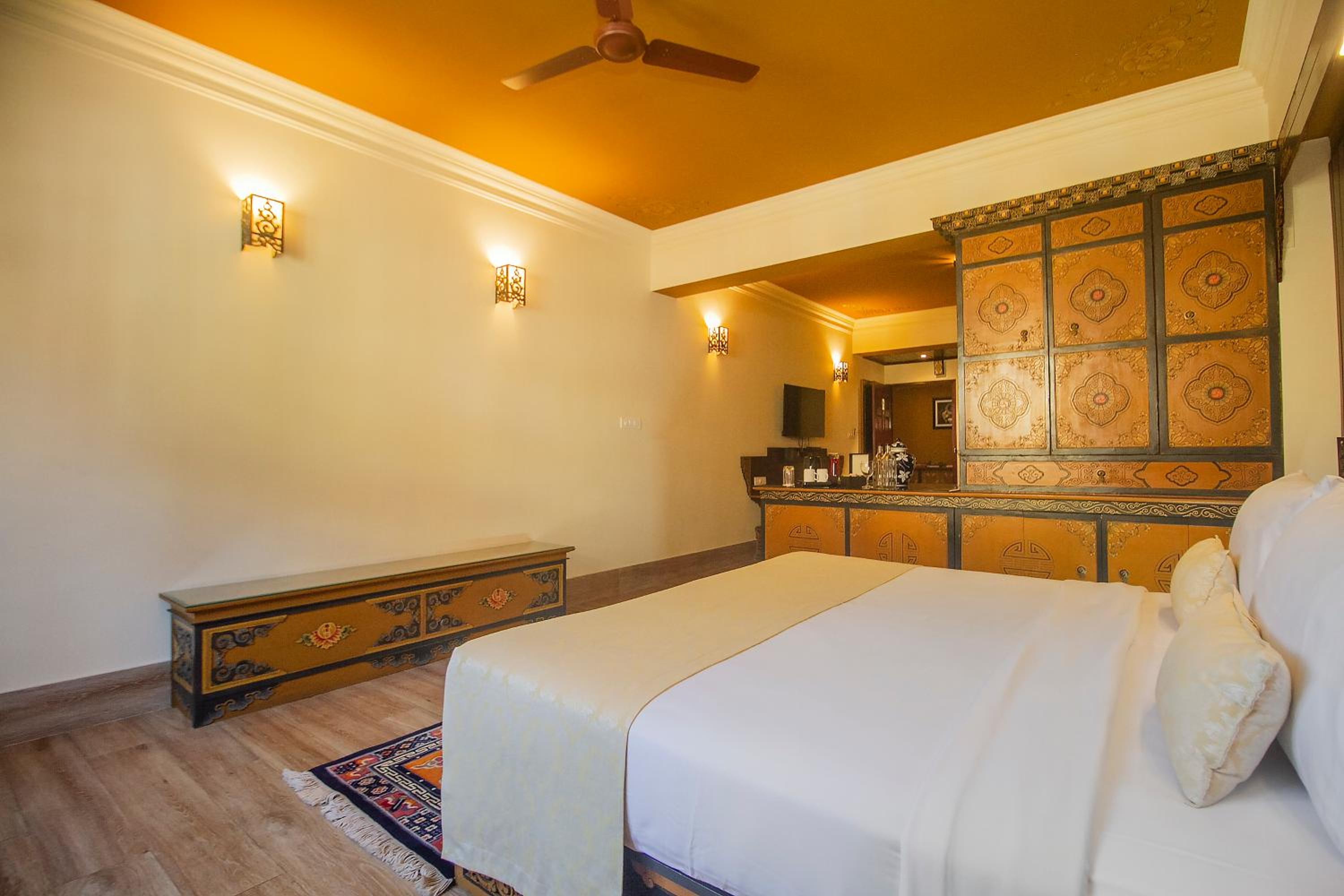 Vajra Suite with Bathtub - Photo 10