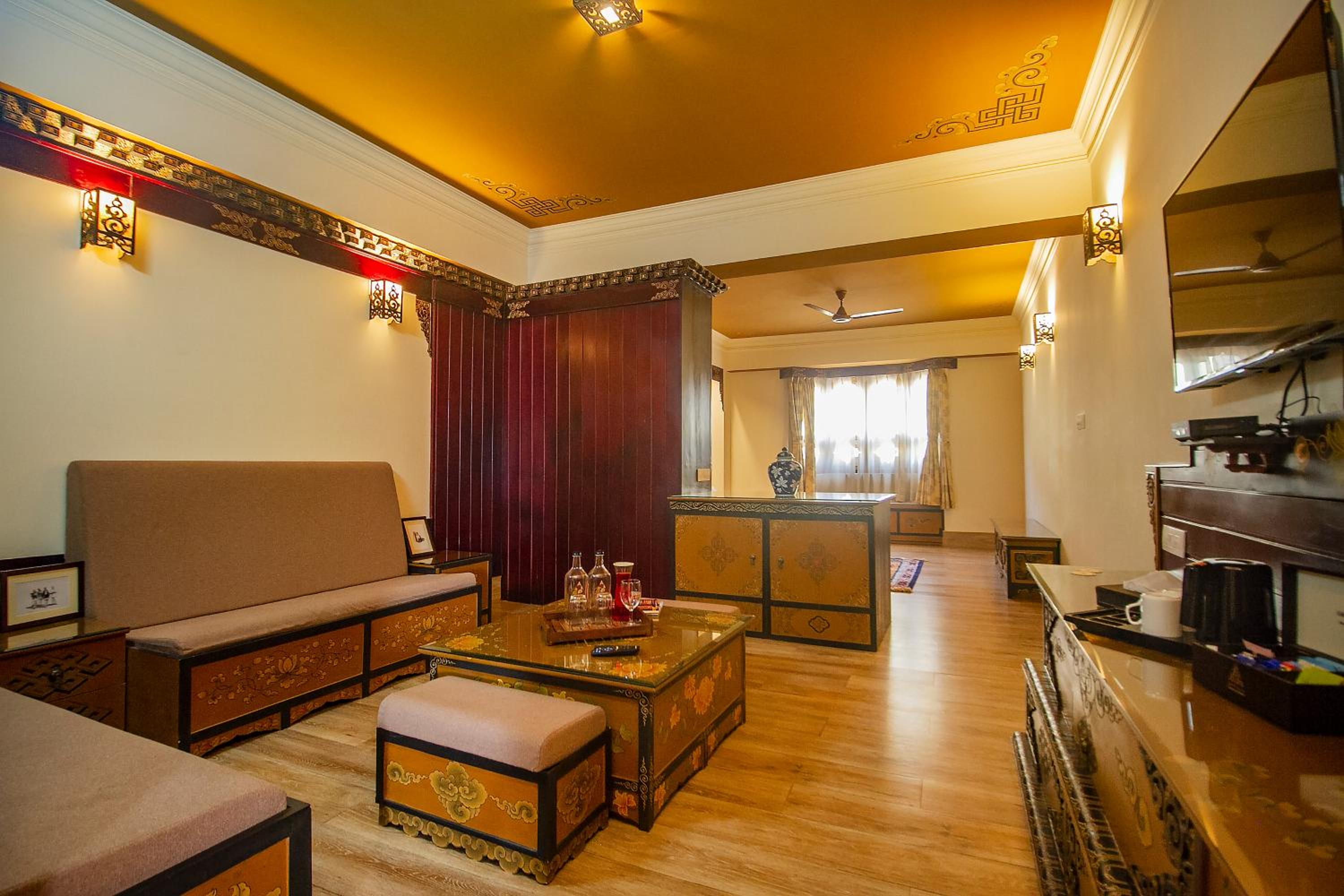 Vajra Suite with Bathtub - Photo 11
