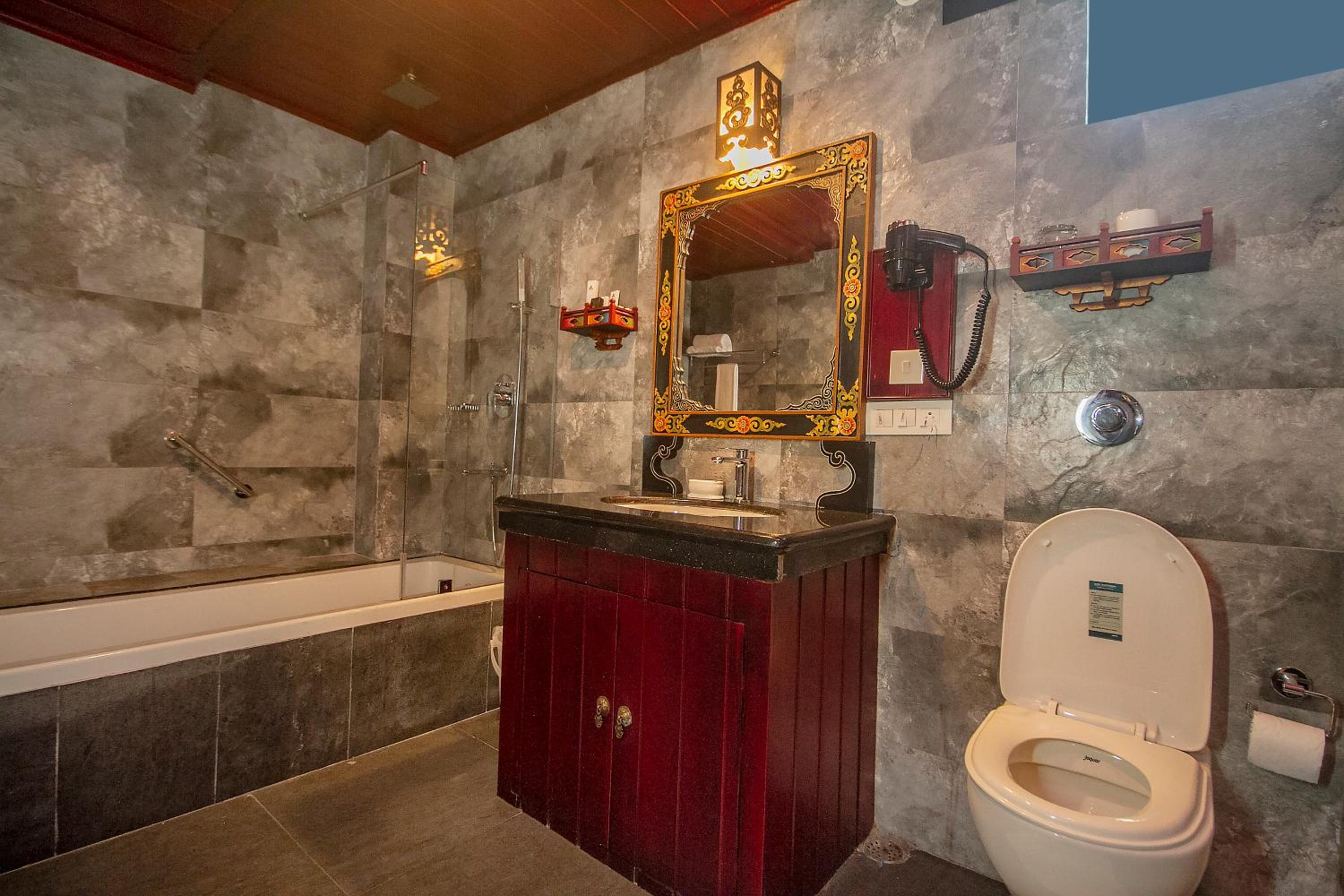 Vajra Suite with Bathtub - Photo 7