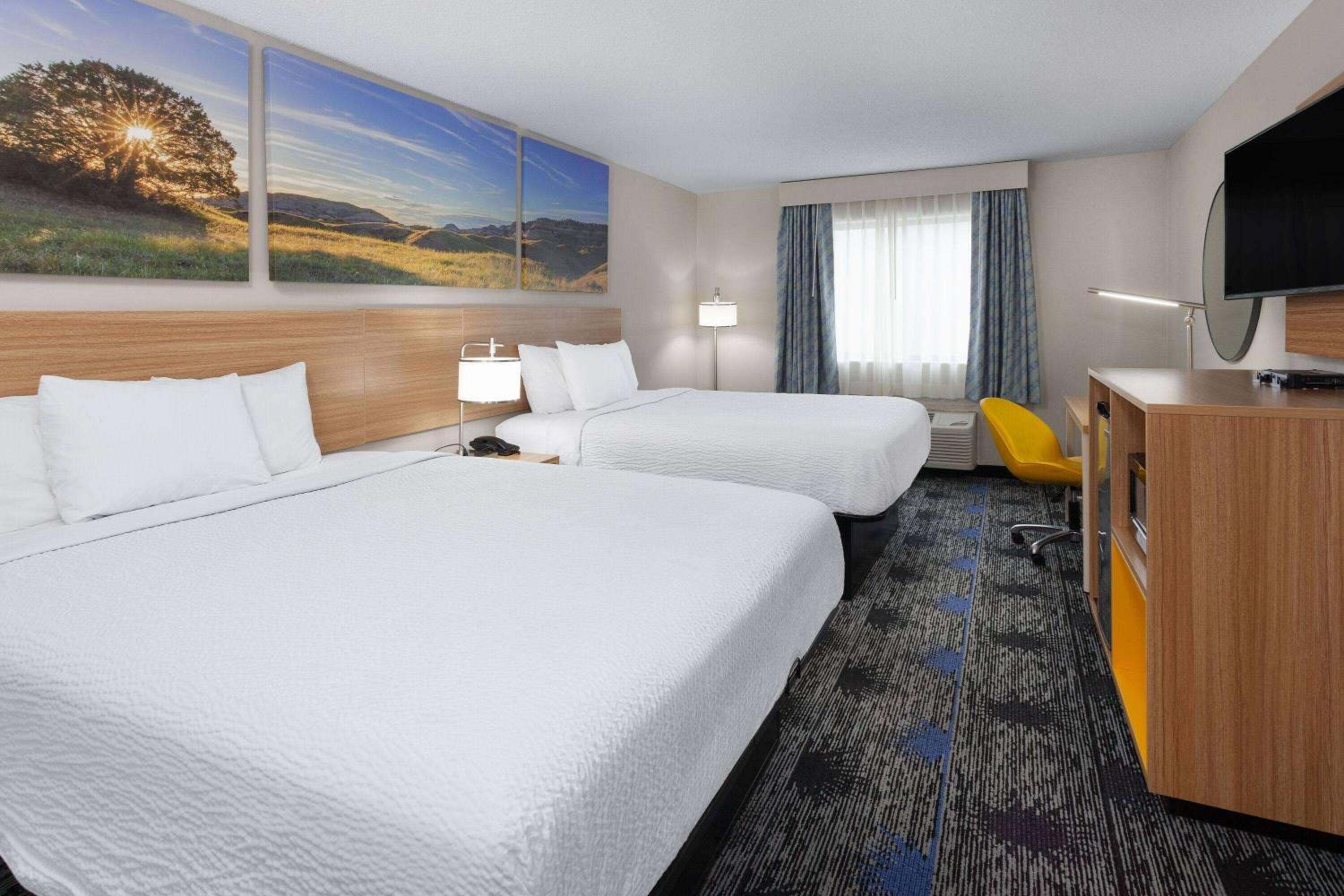 Queen Room with Two Queen Beds - Non-Smoking - Photo 1