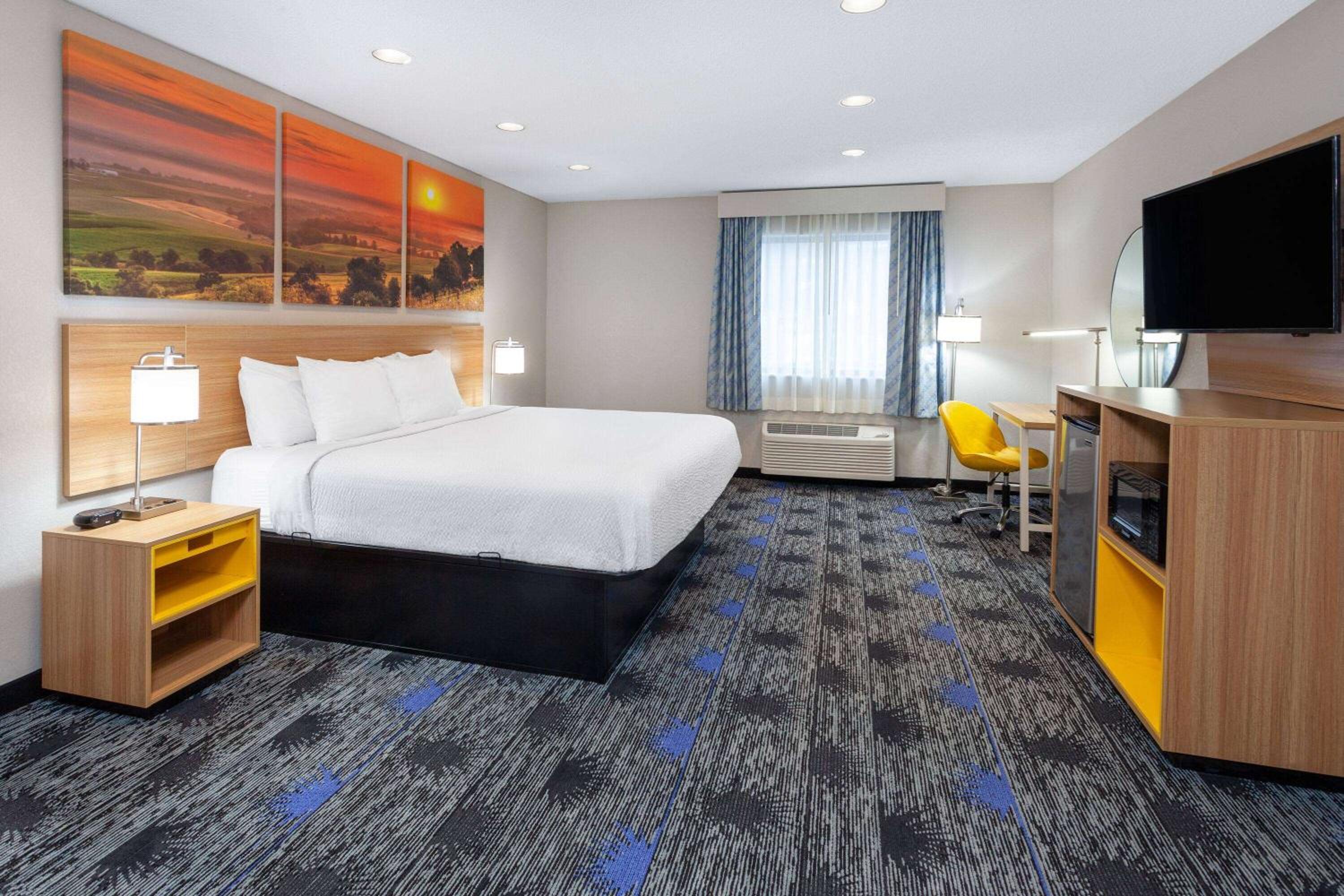 Deluxe King Room - Non-Smoking - Photo 1