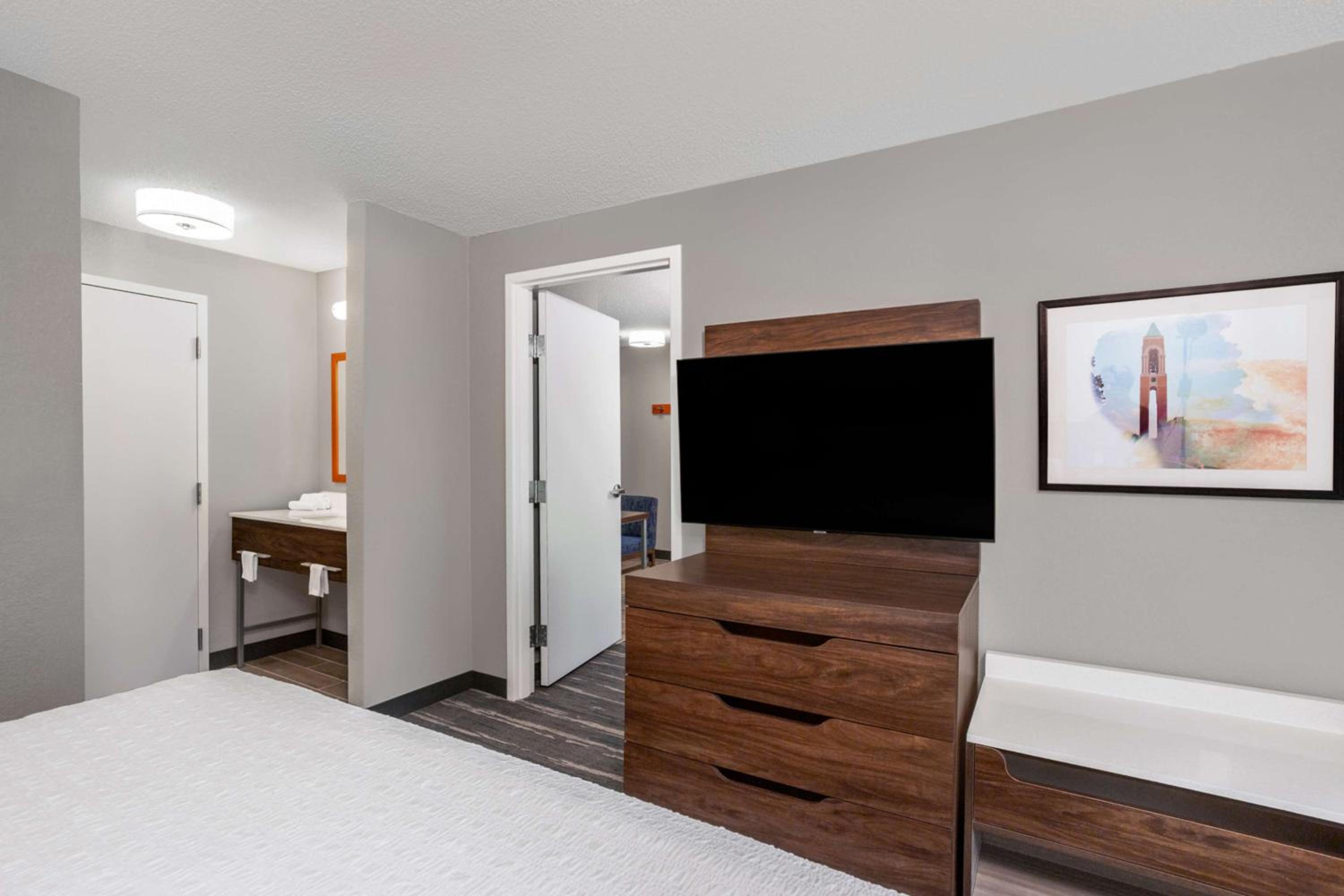 One-Bedroom King Suite with Sofa Bed - Non-Smoking - Photo 5