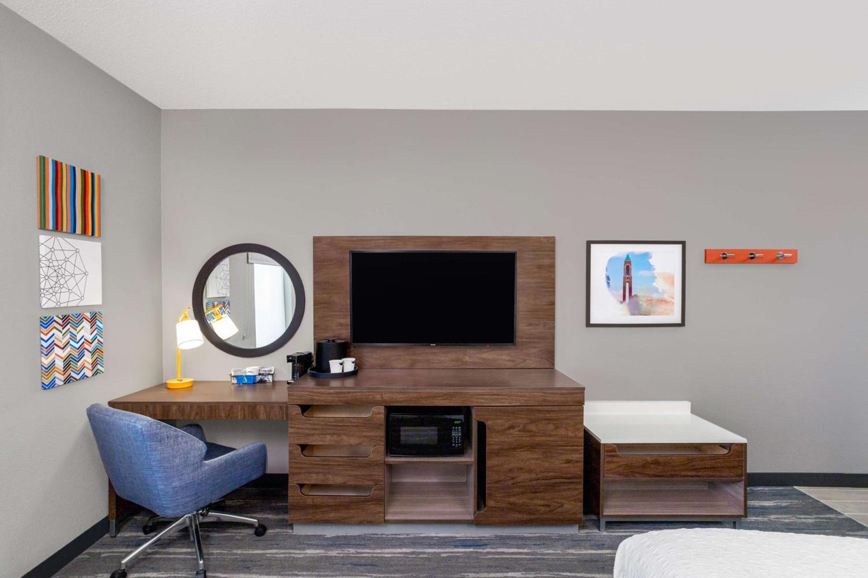 King Room with King Bed - Non-Smoking - Photo 1