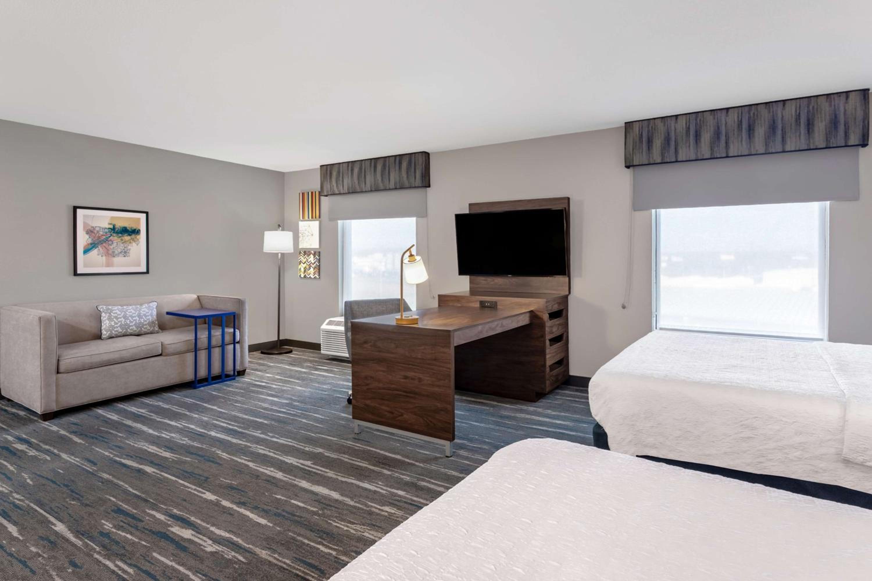 Queen Studio Suite with Two Queen Beds - Non-Smoking - Photo 2
