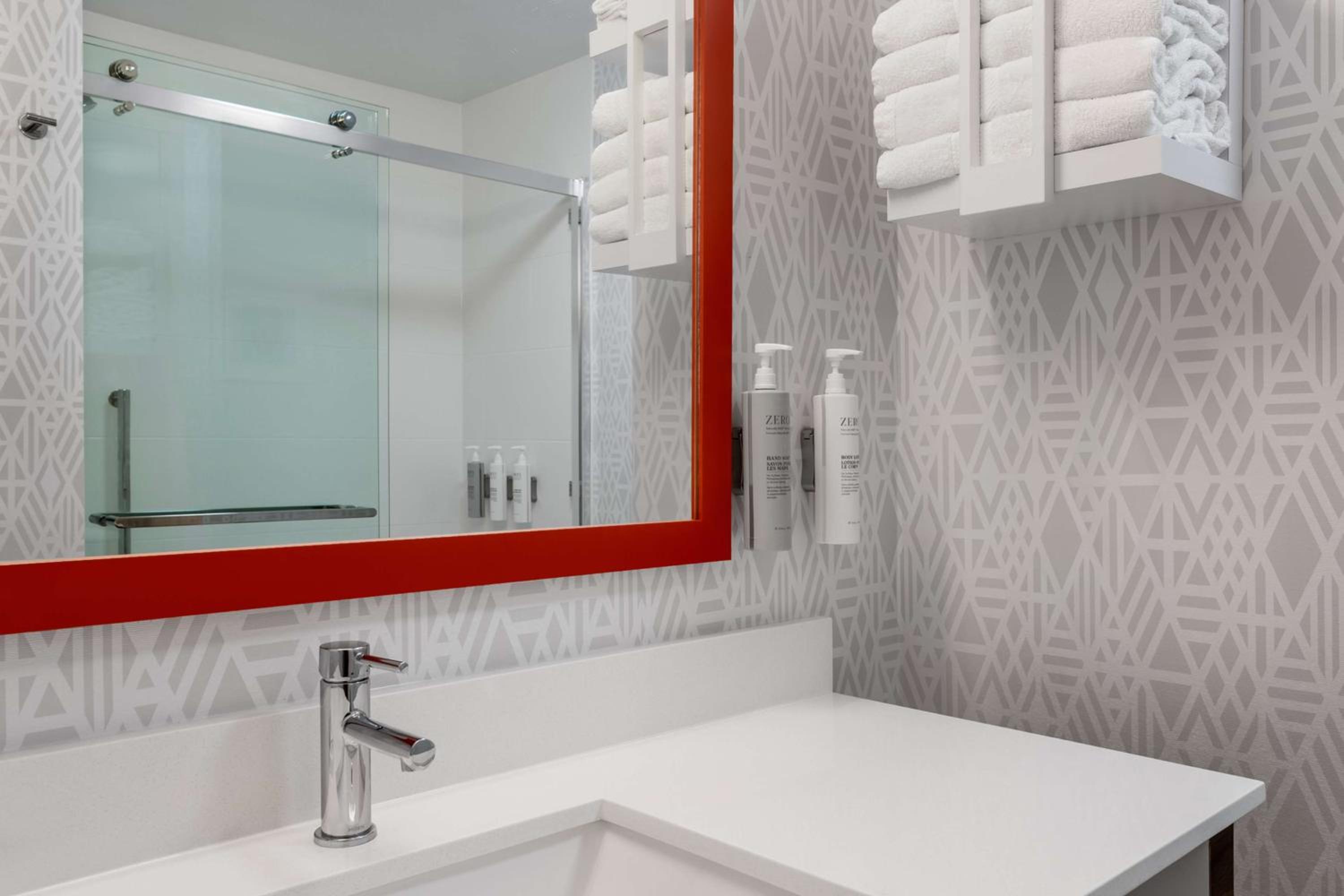 King Room with Shower - Non-Smoking - Photo 3