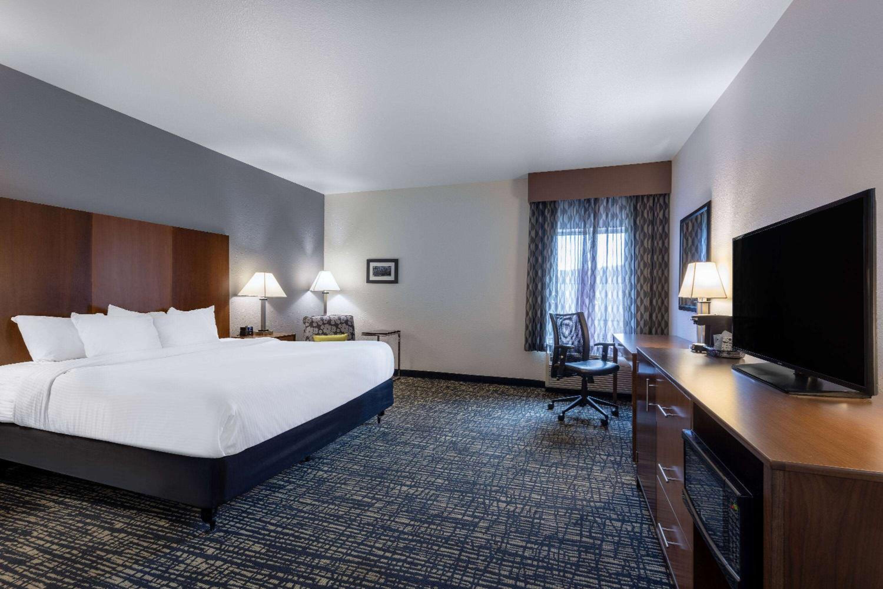 King Room with Bathtub and Grab Bars - Mobility Accessible/Non-Smoking photo 3