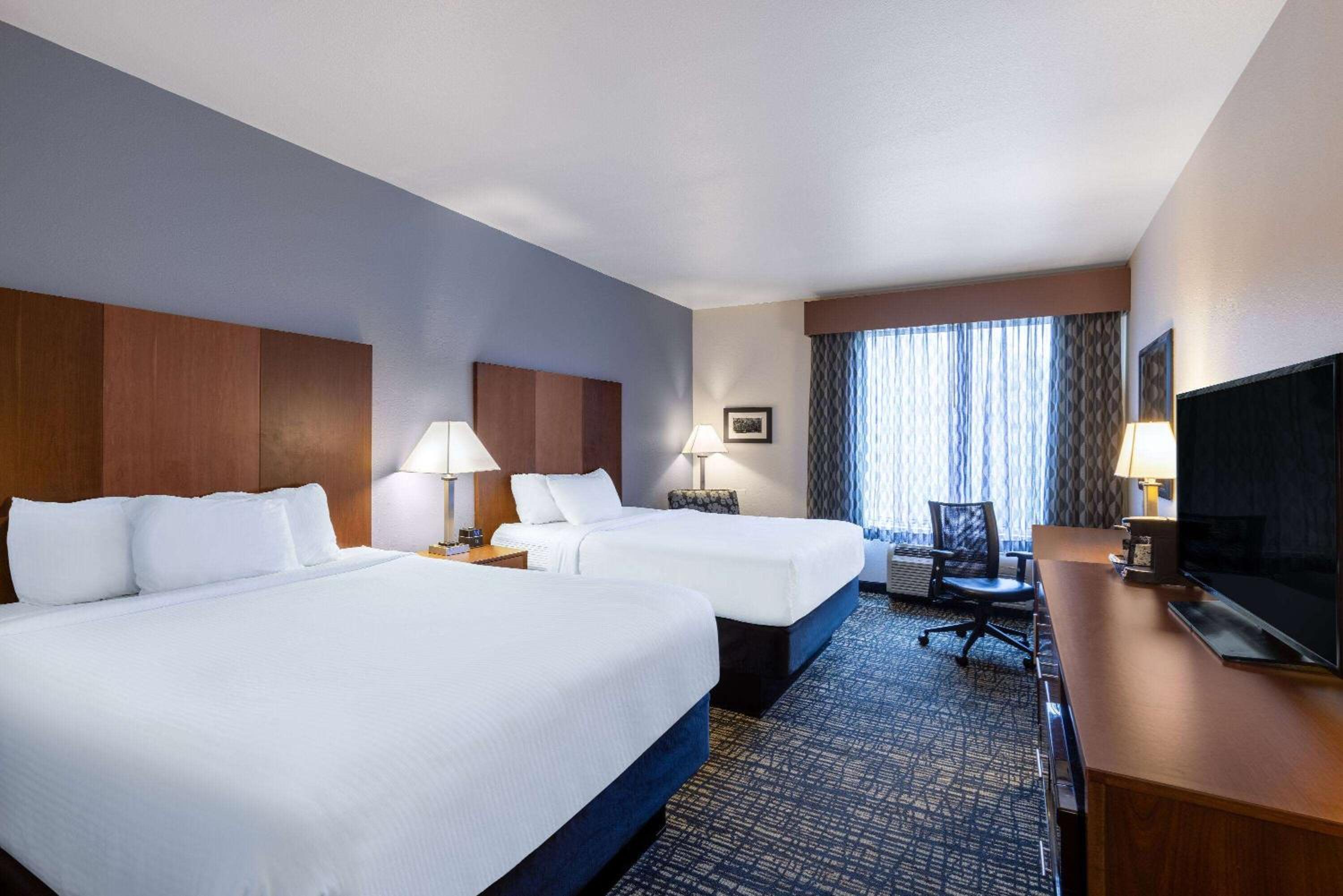 Queen Room with Two Queen Beds - Non-Smoking photo 2