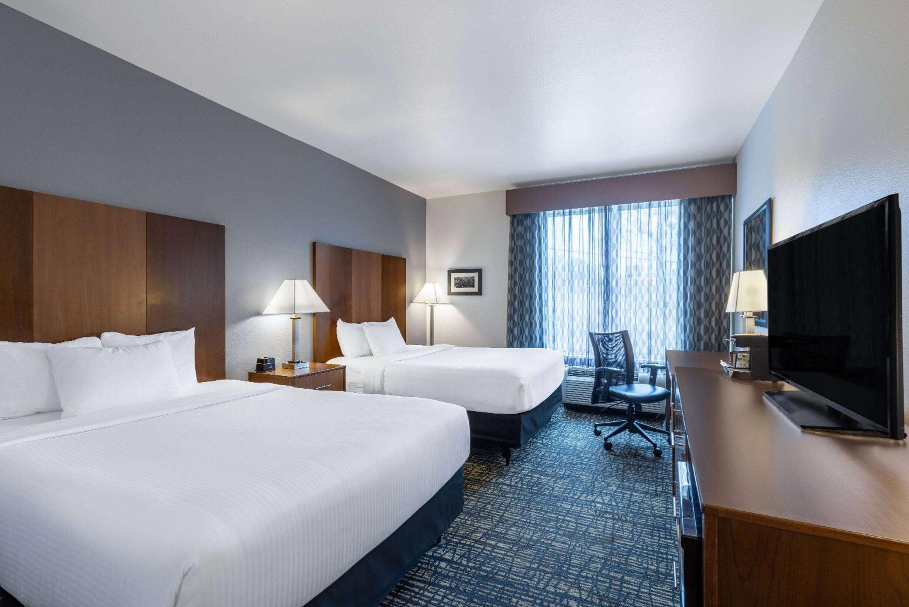 Queen Room with Two Queen Beds and Bath Tub - Mobility Accessible/Non-Smoking photo 3