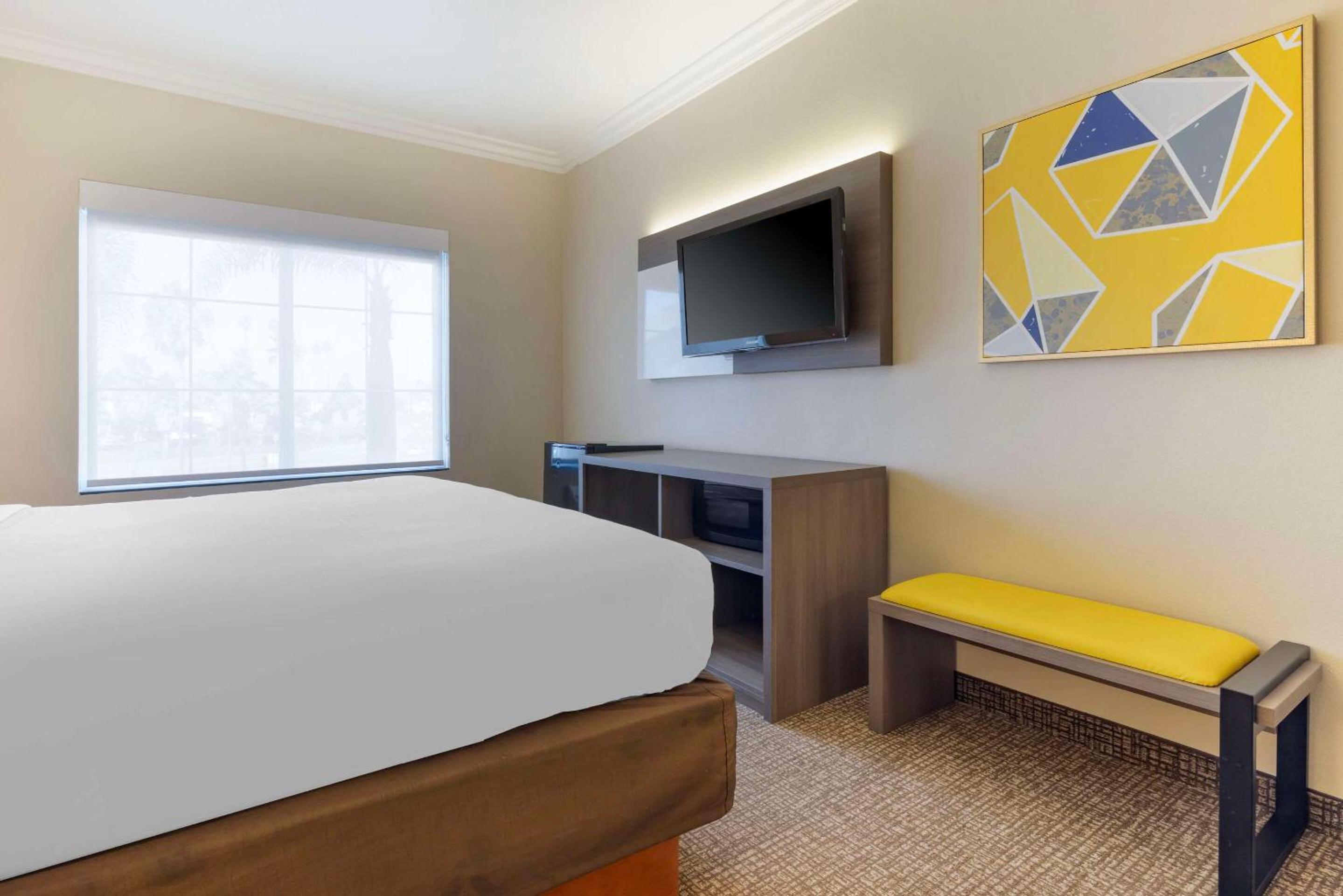 Junior Suite, 1 King Bed, Sofa Bed, Non Smoking - Photo 4
