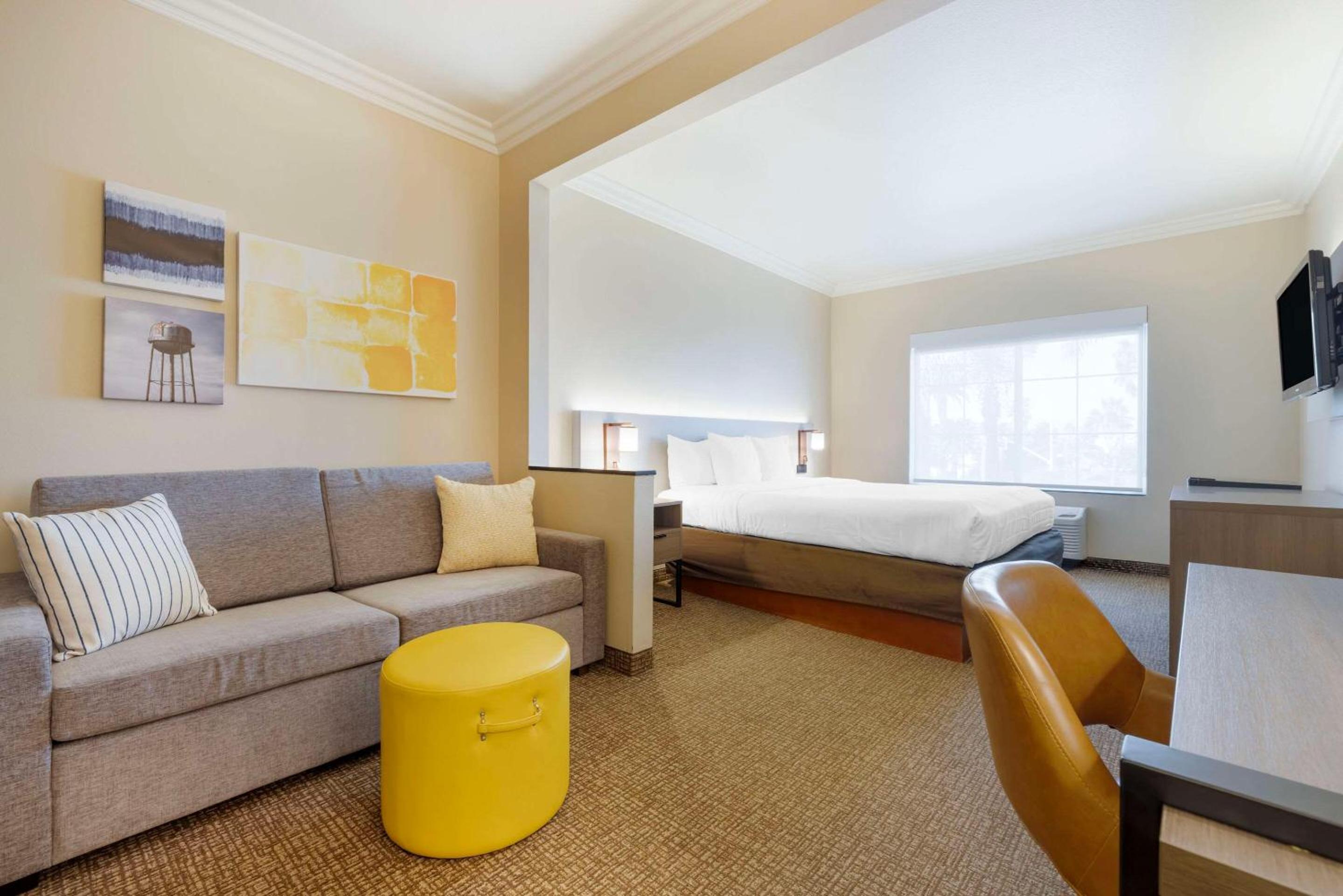 Junior Suite, 1 King Bed, Sofa Bed, Non Smoking - Photo 5