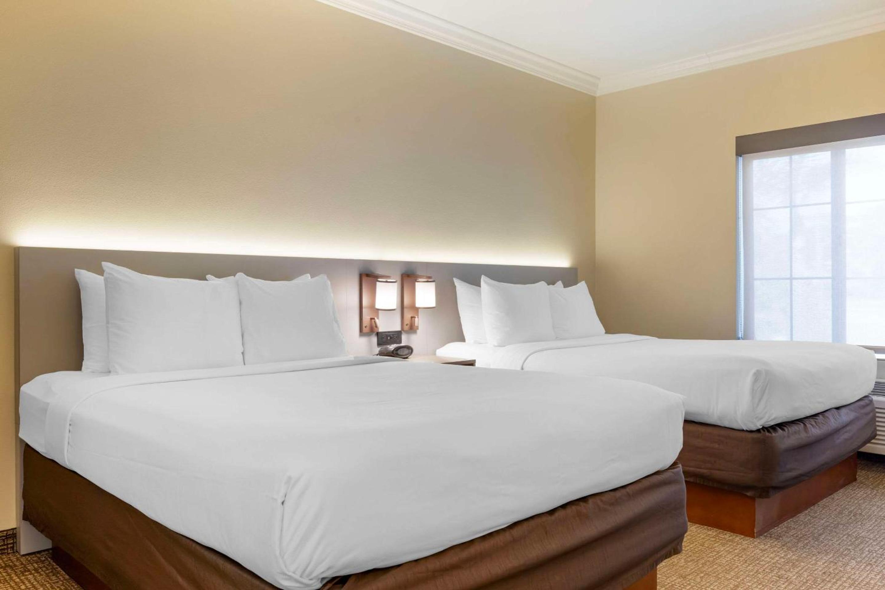 Junior Suite, 2 Queen Beds, Sofa Bed, Non Smoking - Photo 1