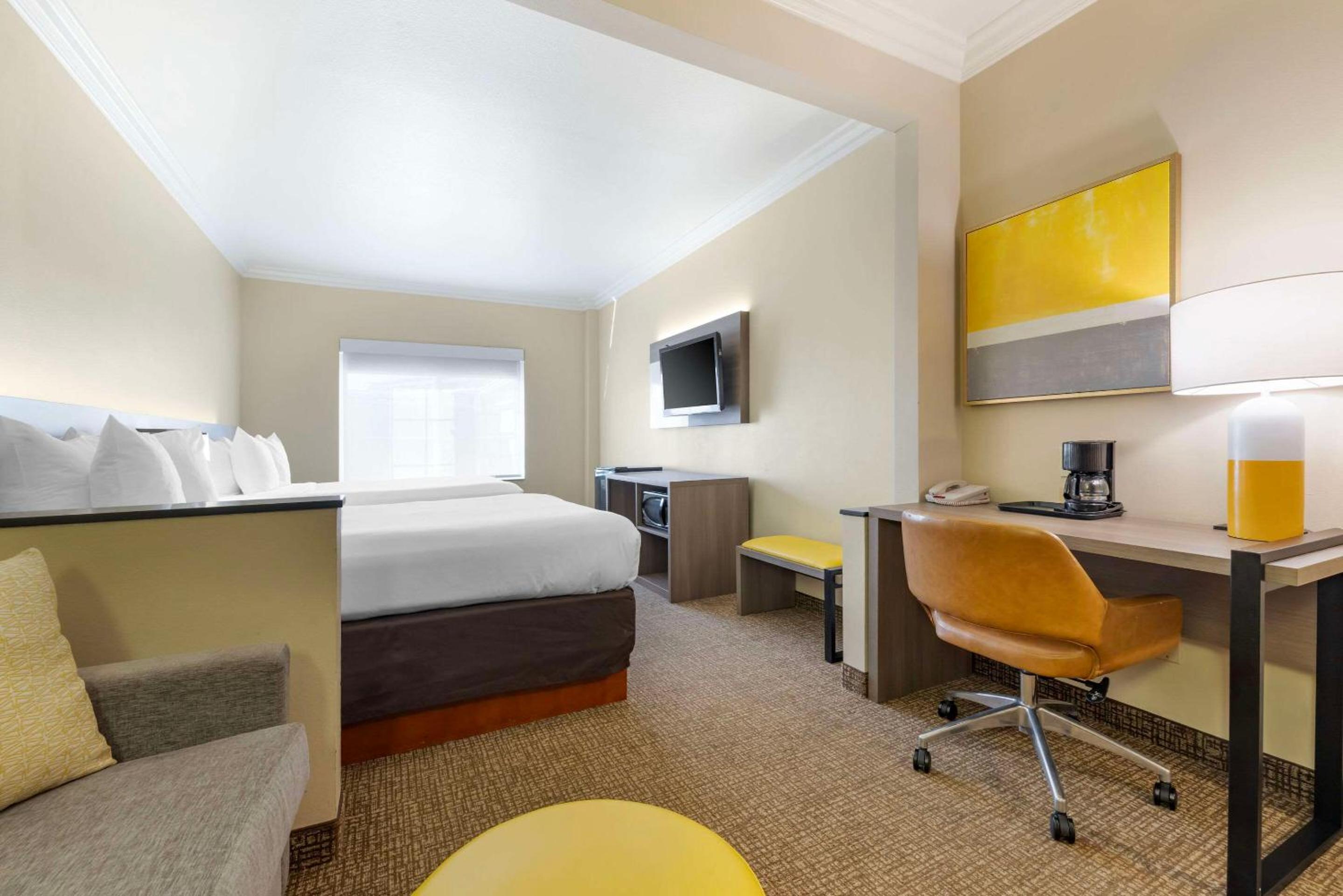 Junior Suite, 2 Queen Beds, Sofa Bed, Non Smoking - Photo 3