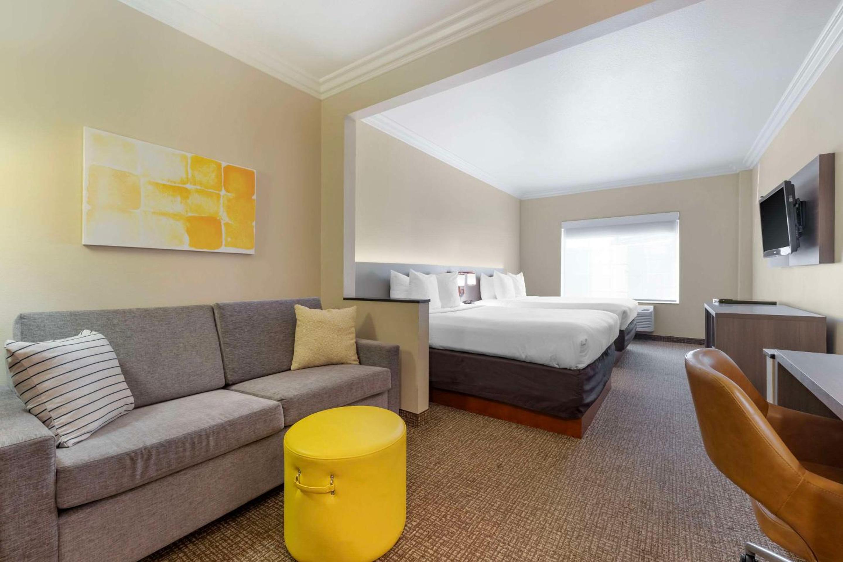 Junior Suite, 2 Queen Beds, Sofa Bed, Non Smoking - Photo 5