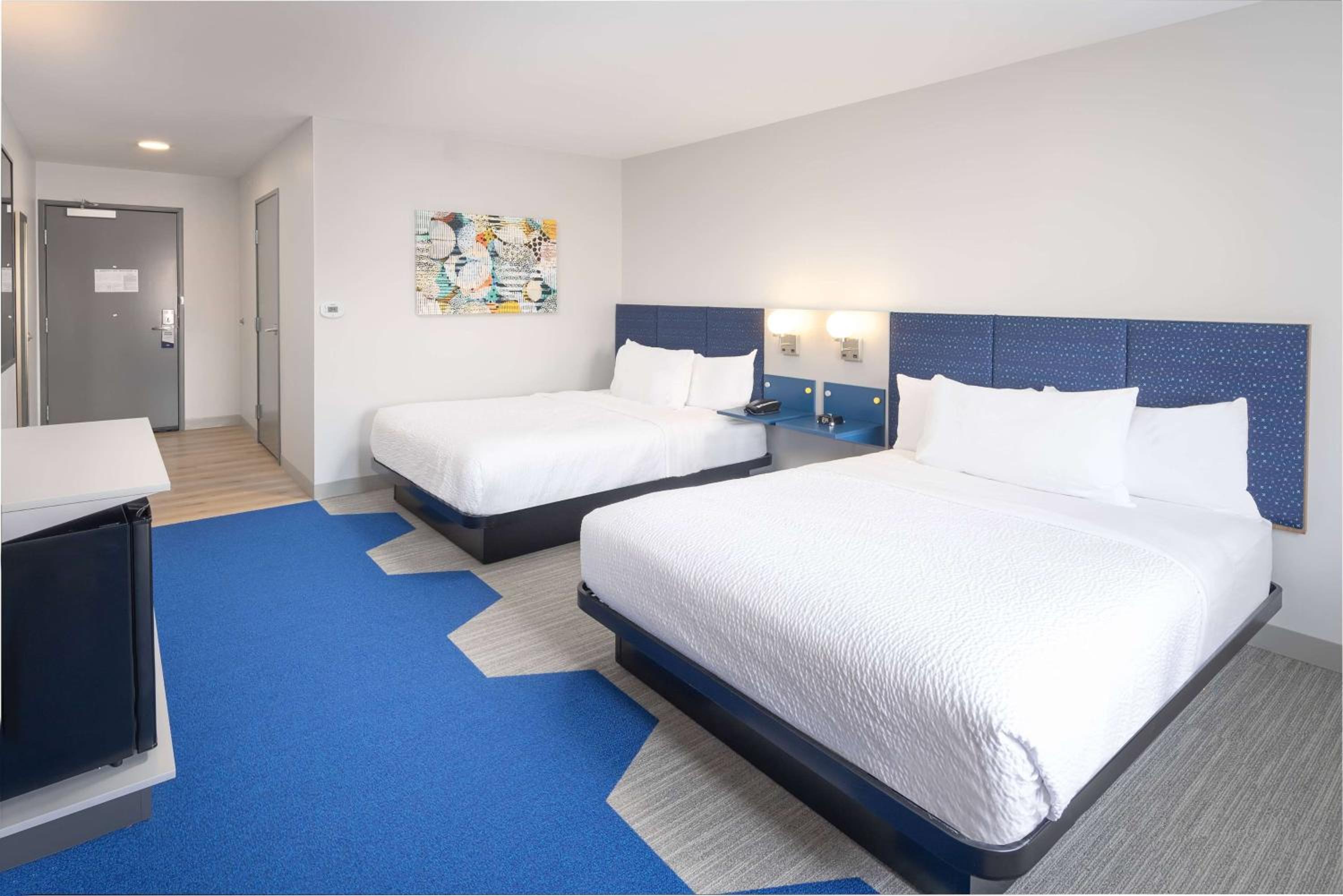 Queen Room with Two Queen Beds - Mobility Access/Non-Smoking - Photo 3
