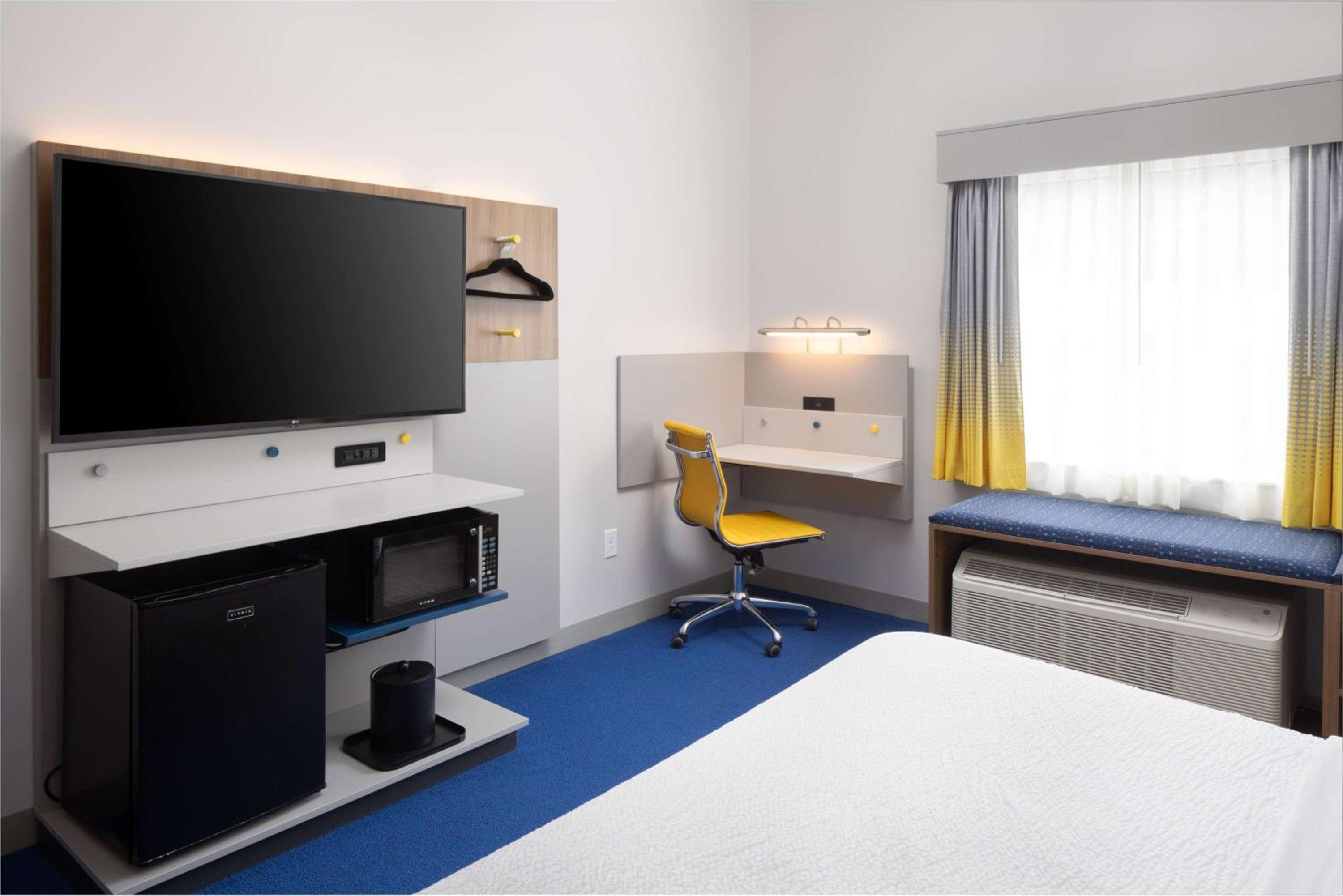 King Room with Roll-in Shower - Mobility Access/Non-Smoking - Photo 2