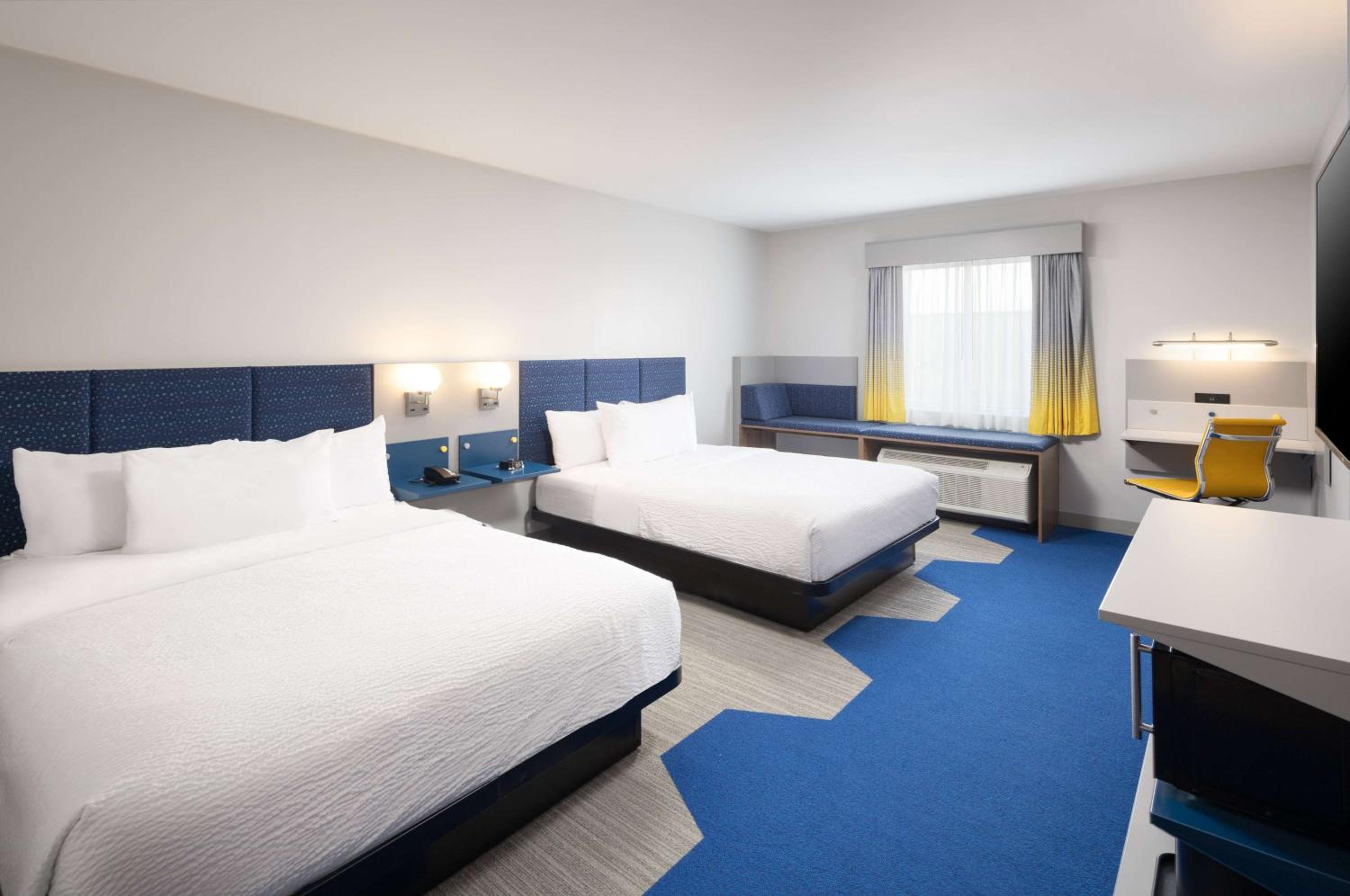 Queen Room with Two Queen Beds - Non-Smoking - Photo 2
