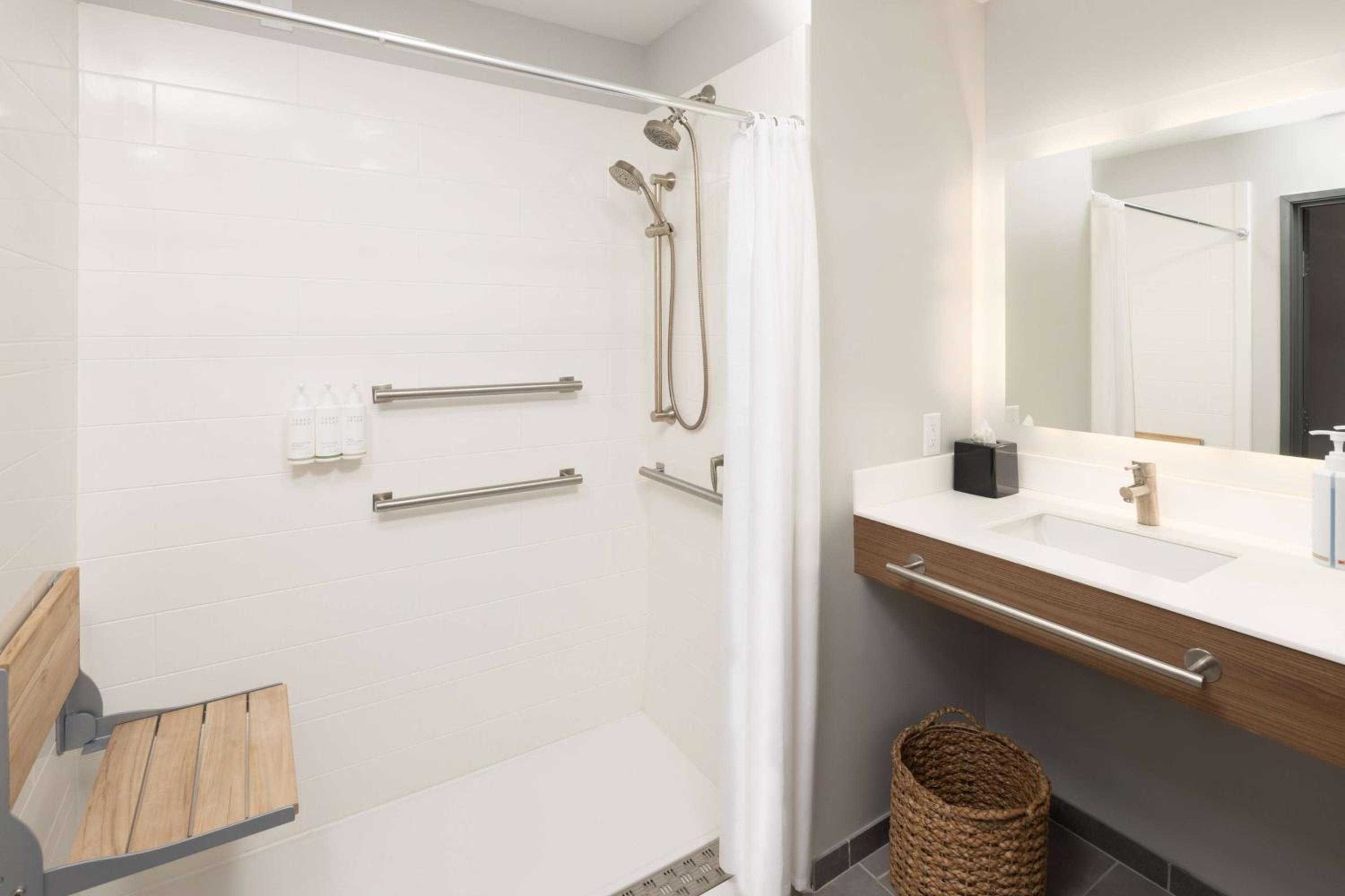 King Room with Roll-in Shower - Mobility Access/Non-Smoking - Photo 4