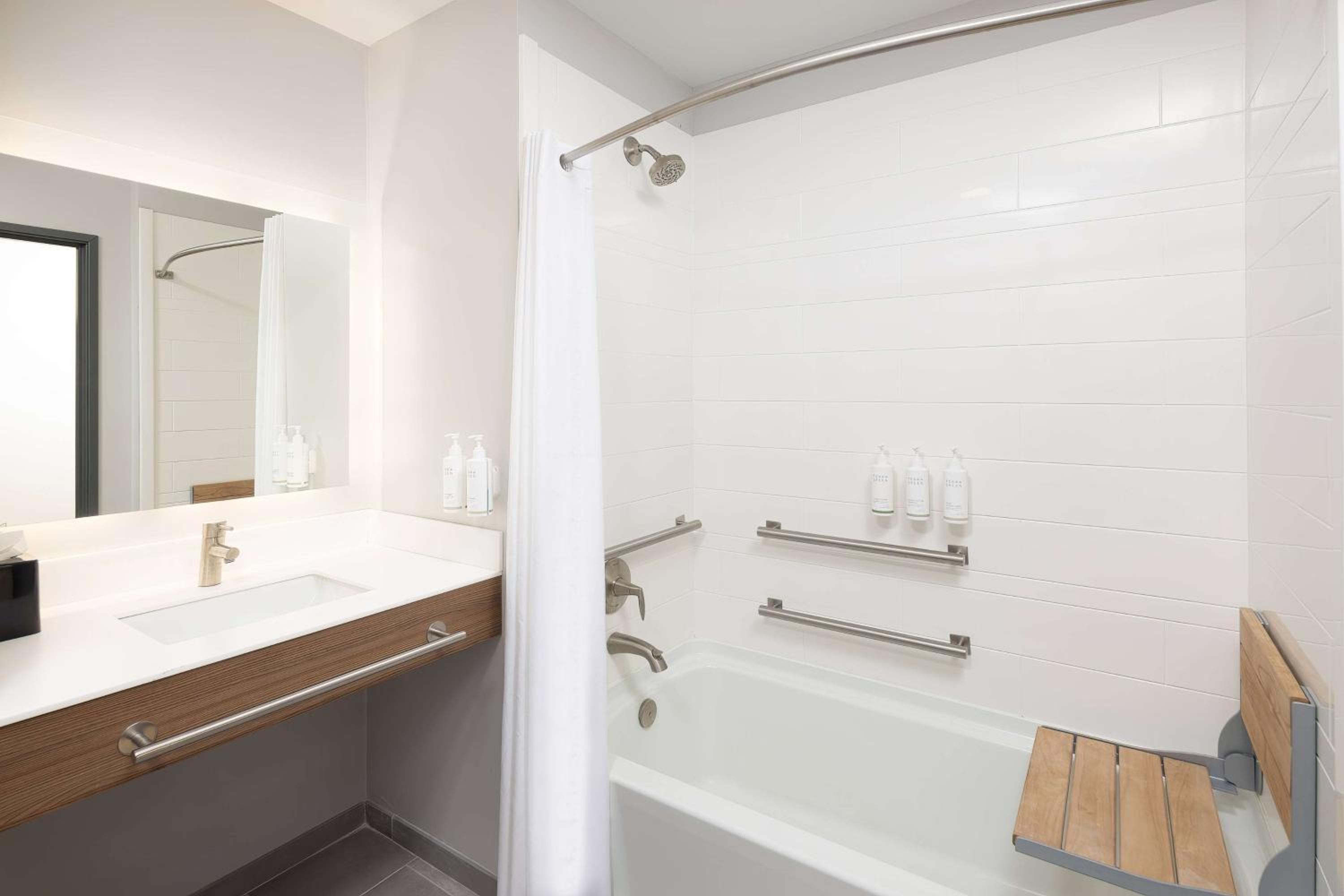 Queen Room with Two Queen Beds - Mobility Access/Non-Smoking - Photo 4