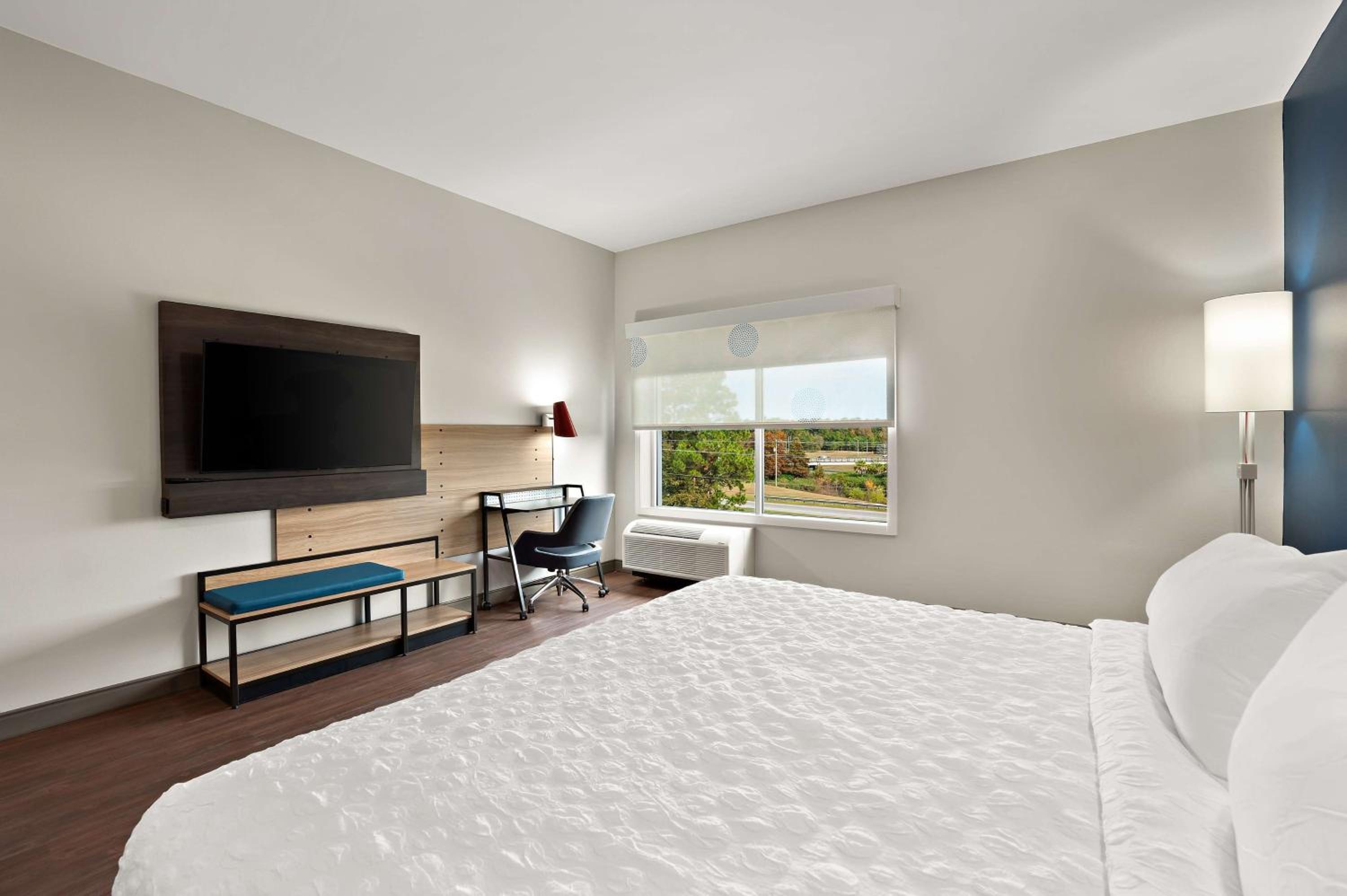 King Room with Bath Tub - Mobility and Hearing Access/Non-Smoking - Photo 4