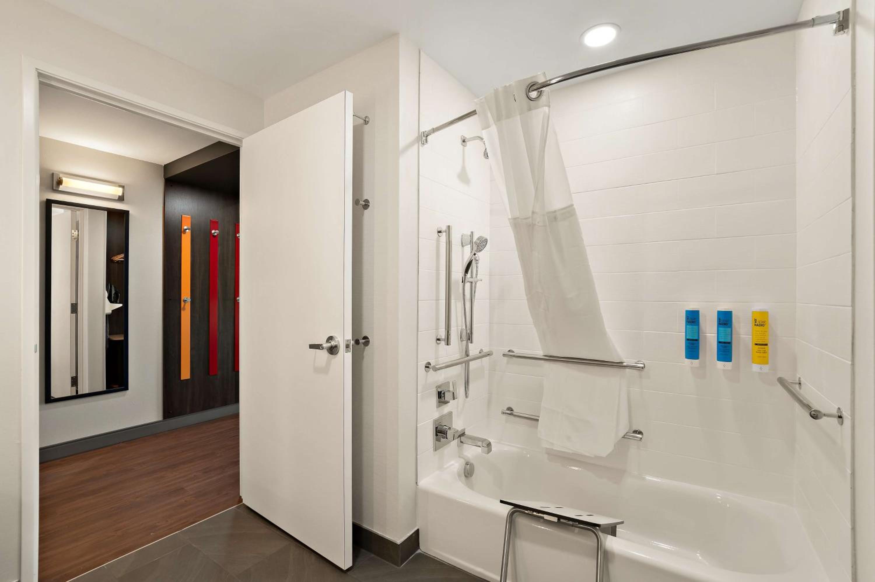 King Room with Bath Tub - Mobility and Hearing Access/Non-Smoking - Photo 3