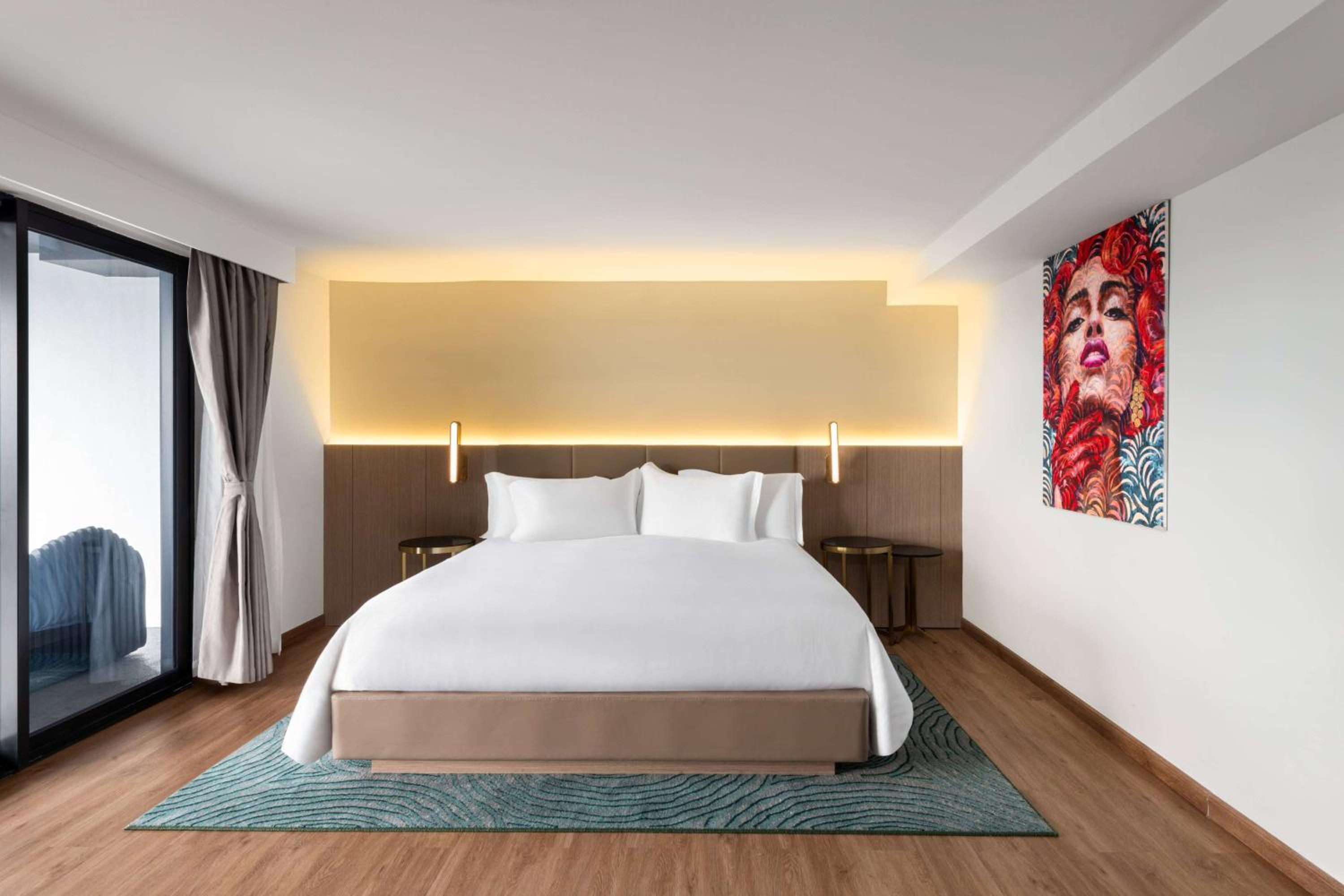 King Room with Balcony - Non-Smoking - Photo 7