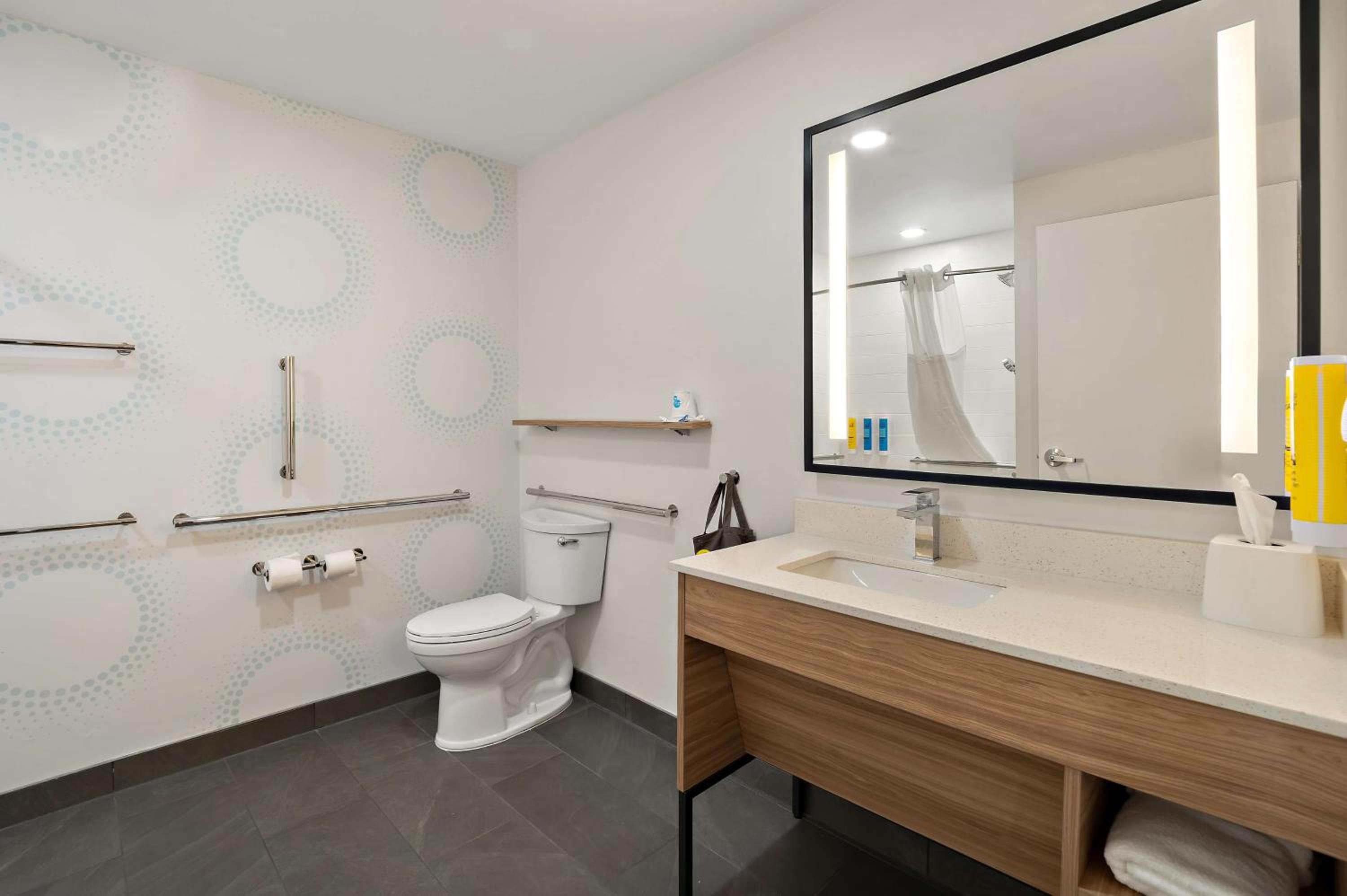 King Room with Bath Tub - Mobility and Hearing Access/Non-Smoking - Photo 5