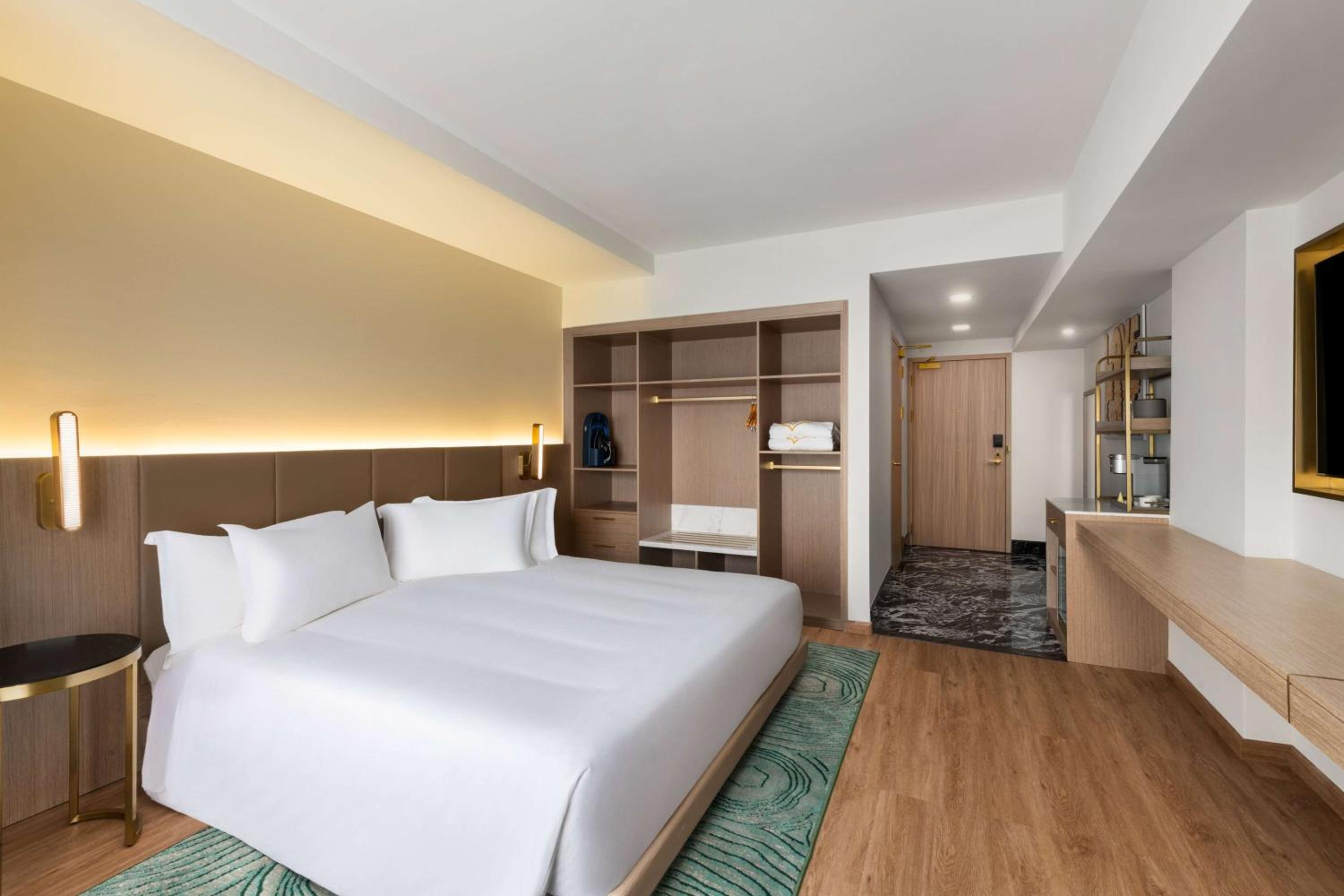 King Room with Mobility Access, Shared Balcony and Roll-In Shower, Non-Smoking - Photo 2