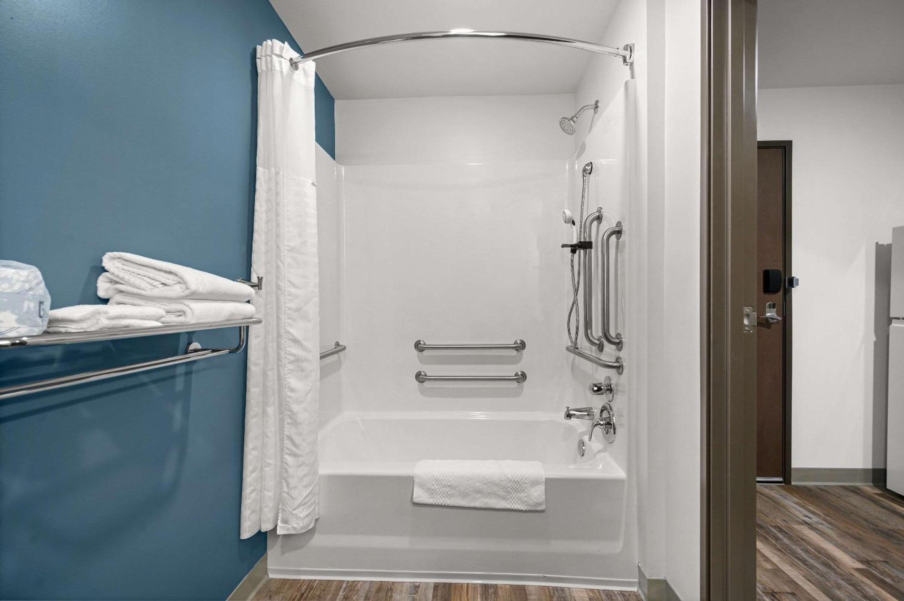 QUEEN SUITE TWO QUEEN BEDS ACCESSIBLE - Photo 3
