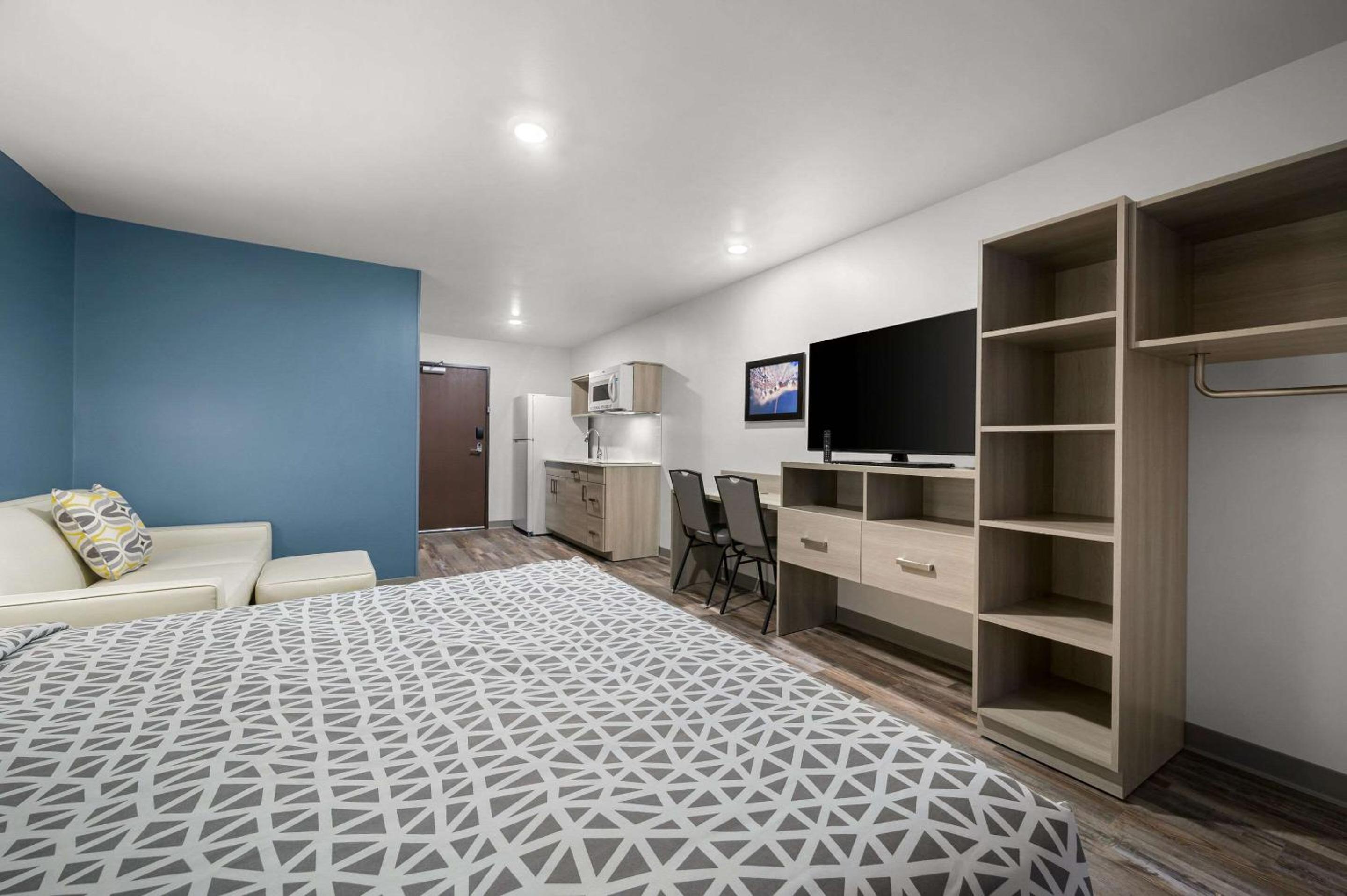 QUEEN SUITE WITH SOFA - Photo 8