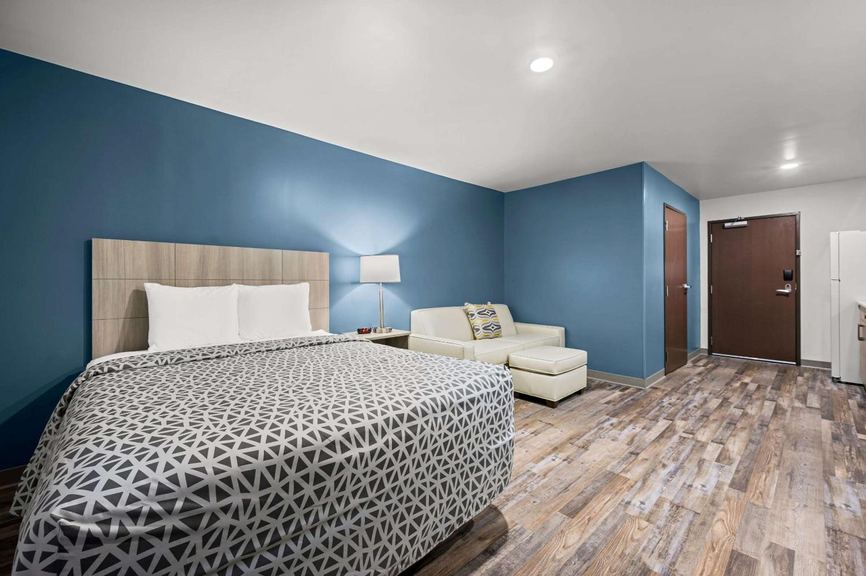 QUEEN SUITE WITH SOFA - Photo 10