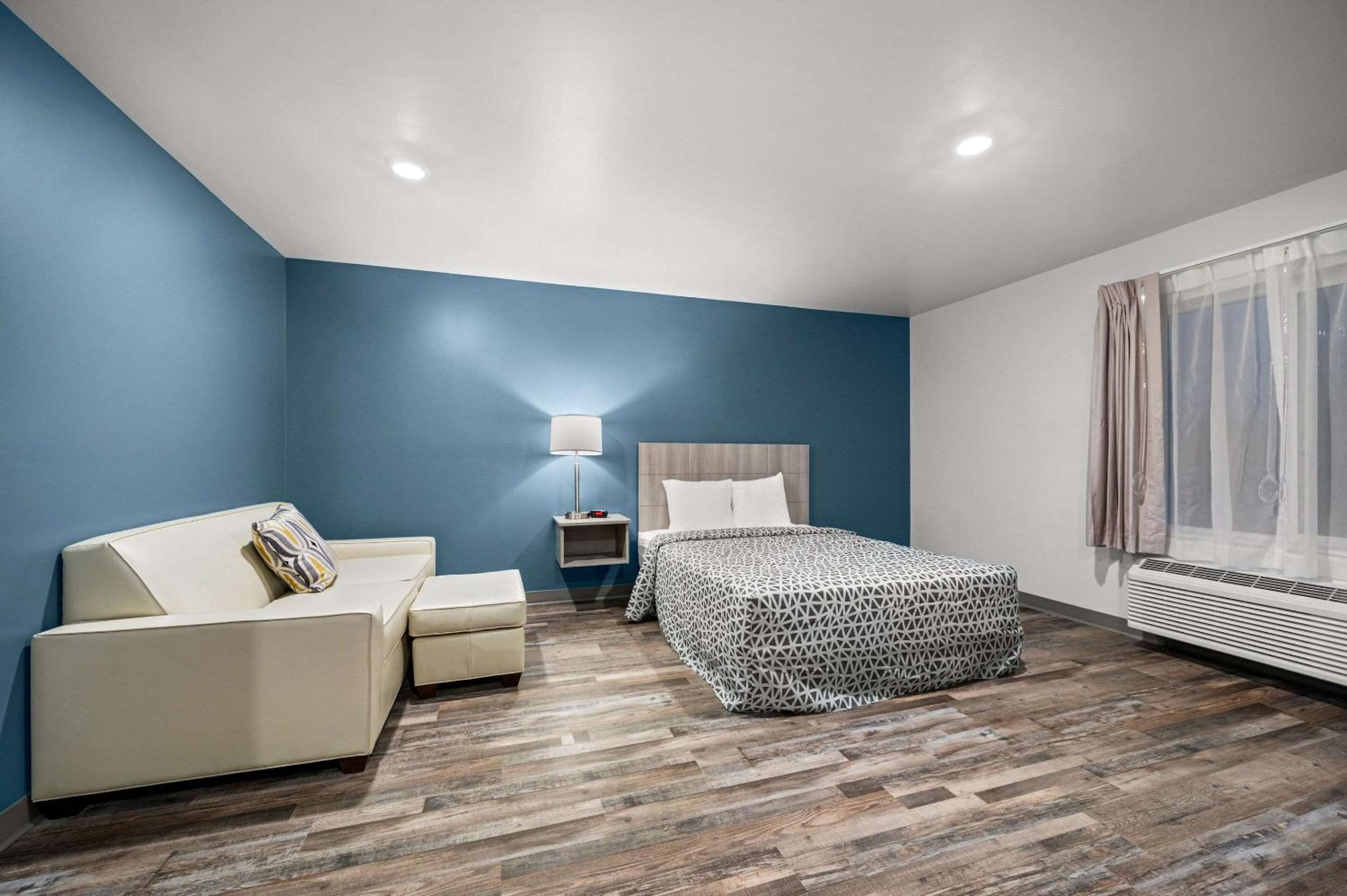 QUEEN SUITE WITH SOFA - Photo 11