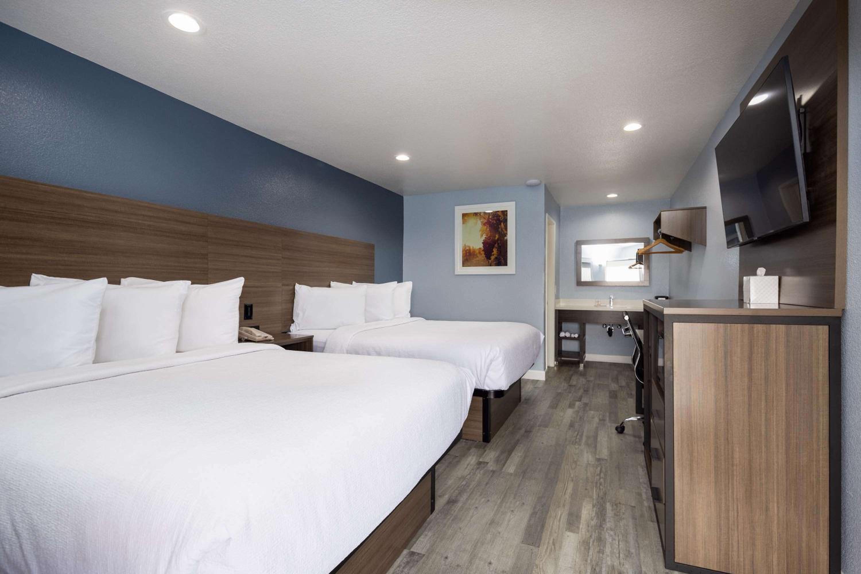 Queen Room with Two Queen Beds - Non-Smoking photo 1